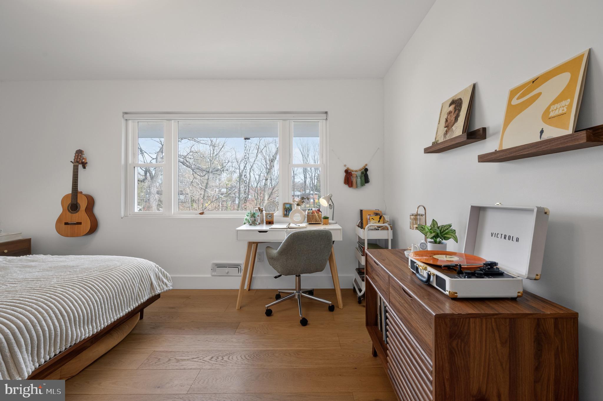 LAKE BARCROFT - Residential