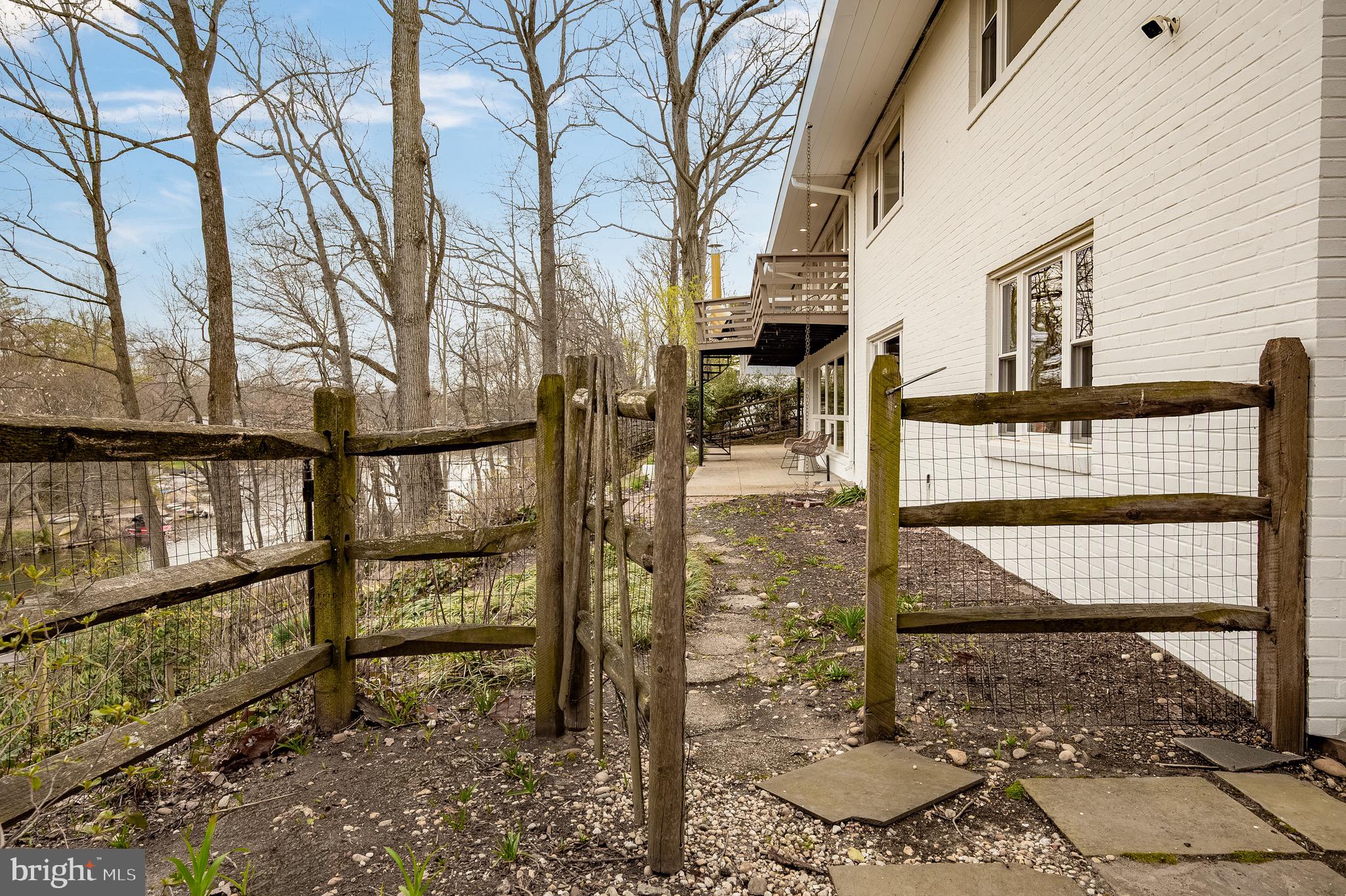 LAKE BARCROFT - Residential