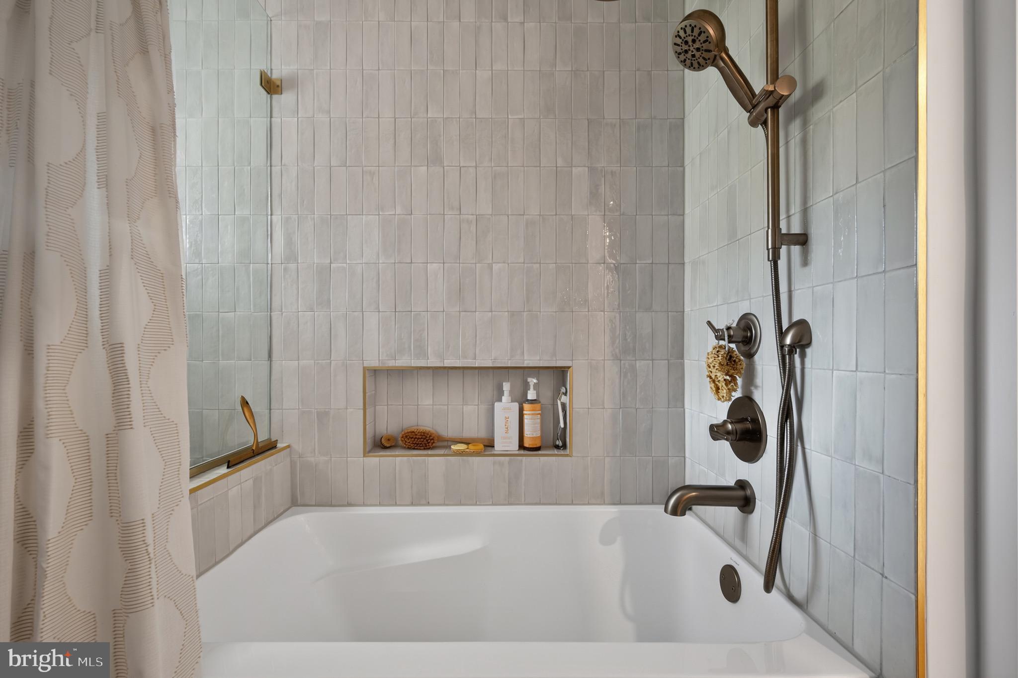 LAKE BARCROFT - Residential