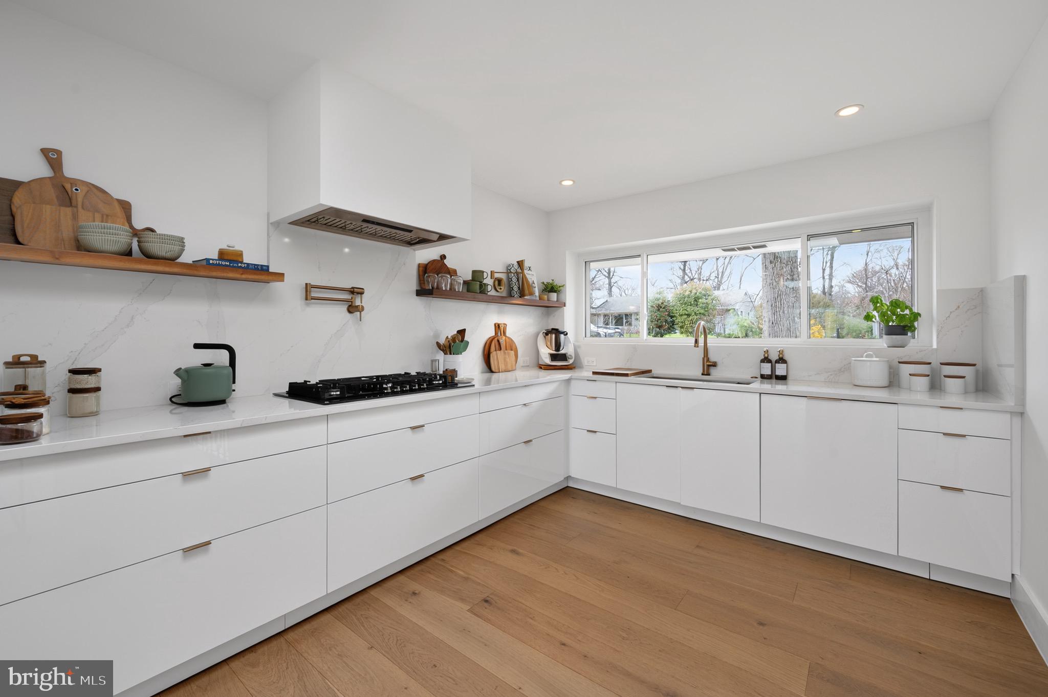 LAKE BARCROFT - Residential