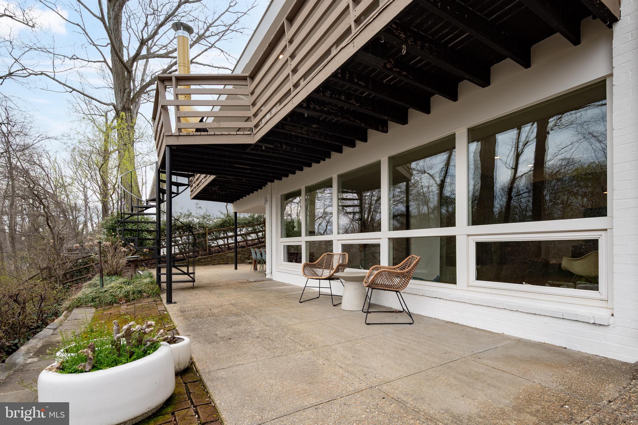 LAKE BARCROFT - Residential