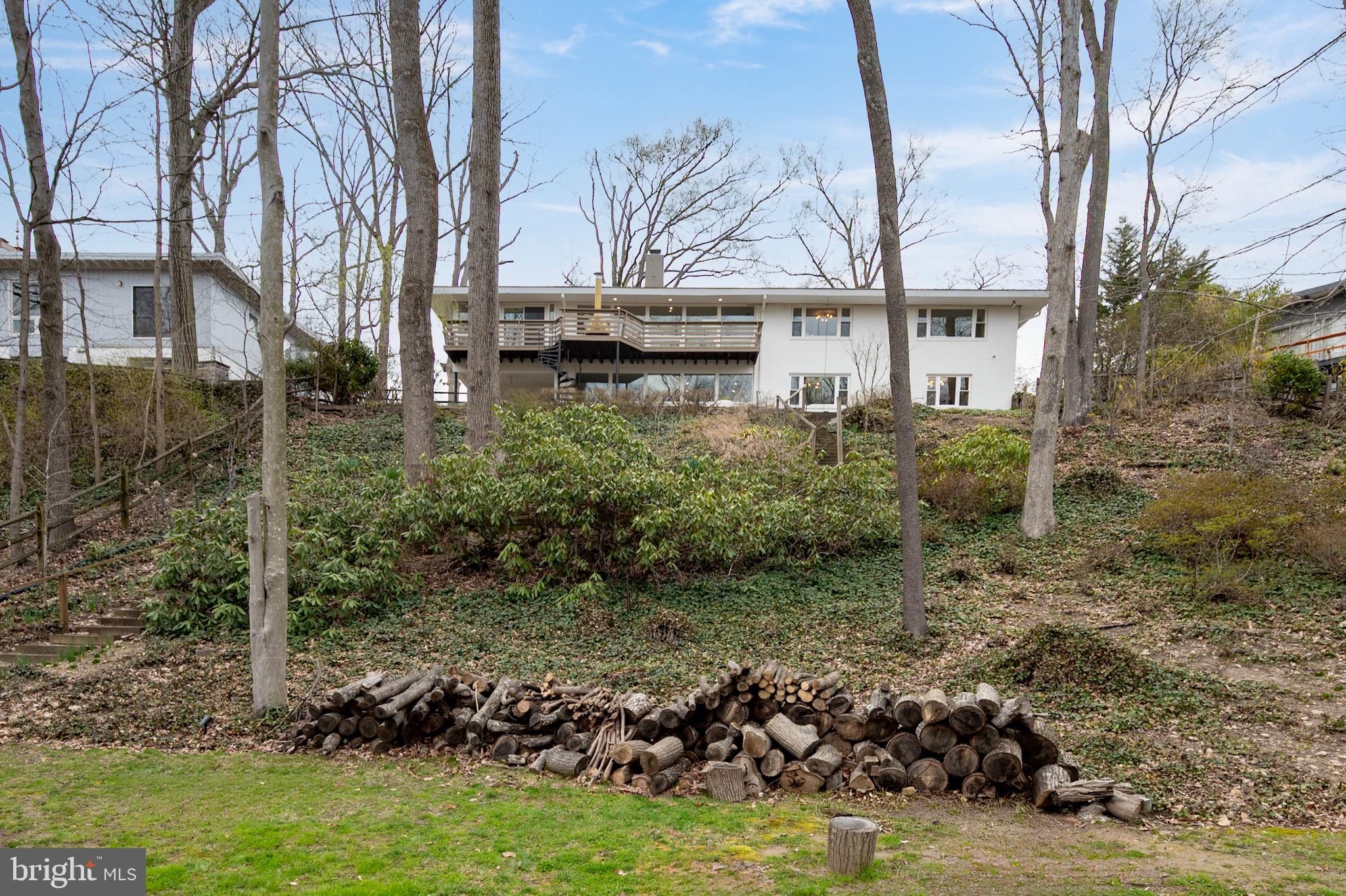 LAKE BARCROFT - Residential