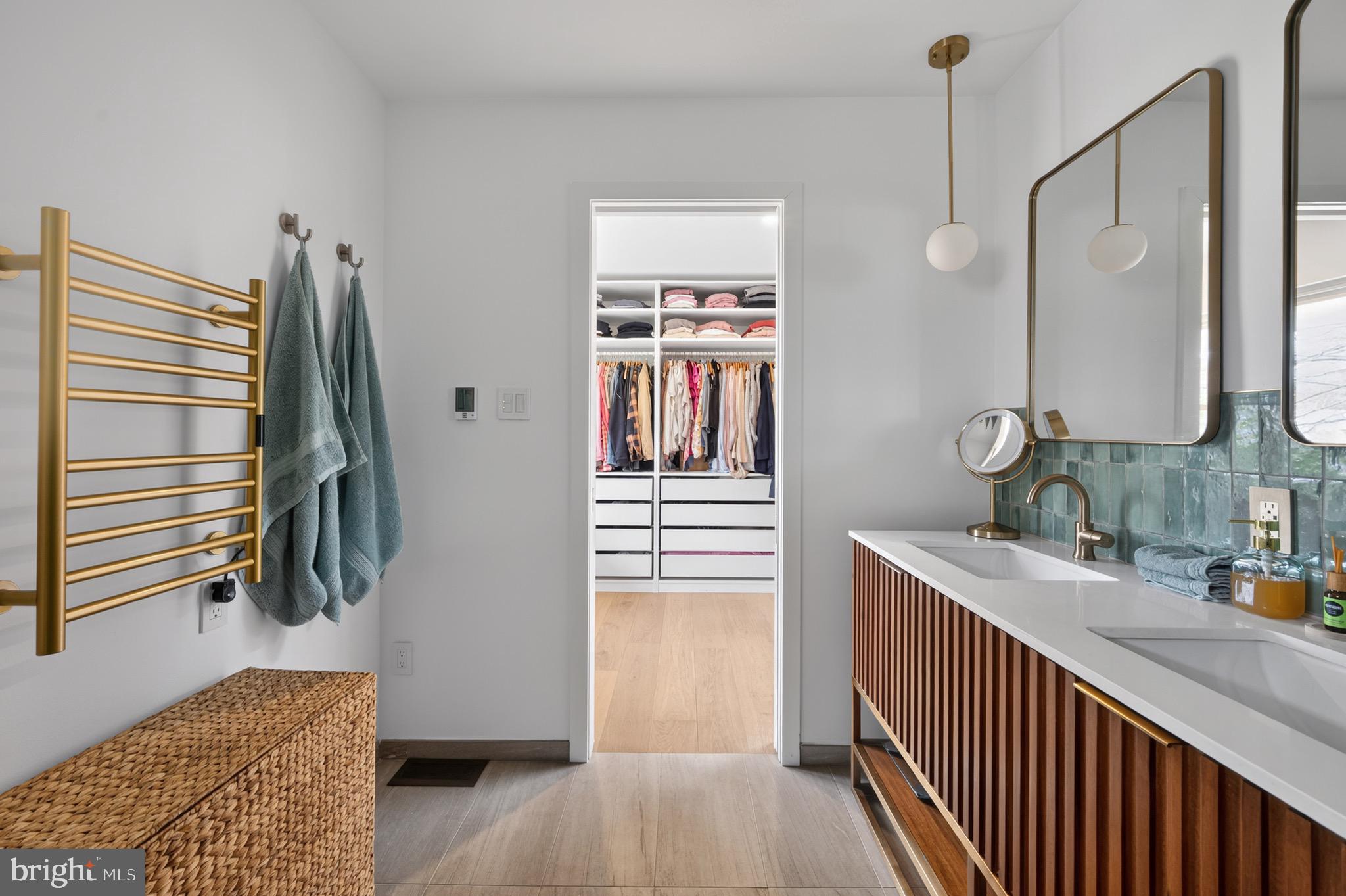 LAKE BARCROFT - Residential