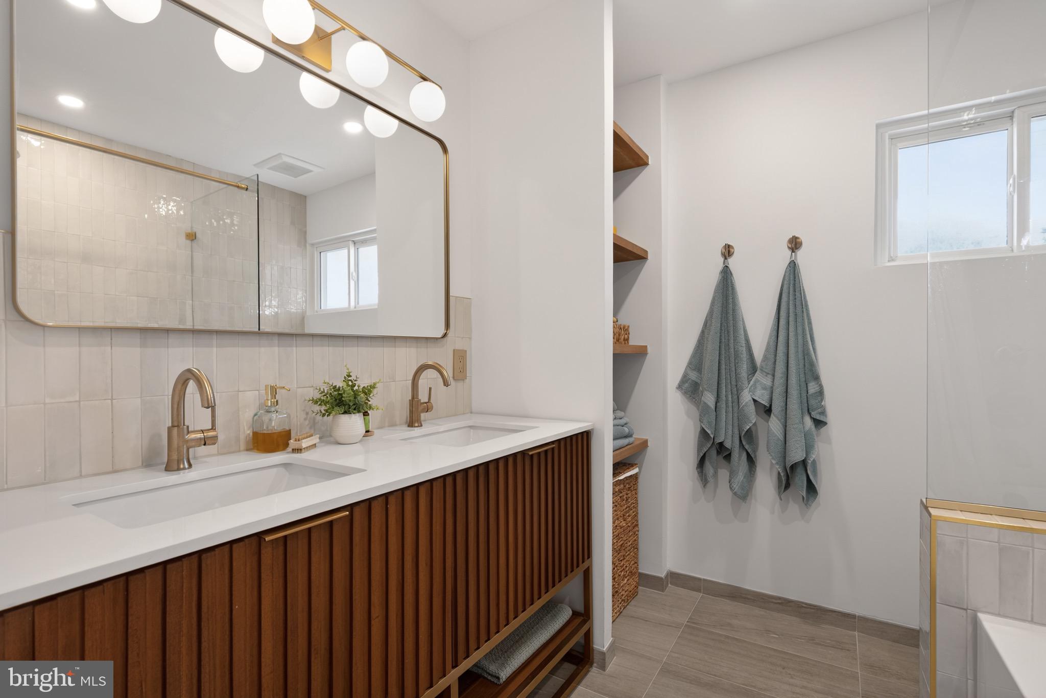 LAKE BARCROFT - Residential