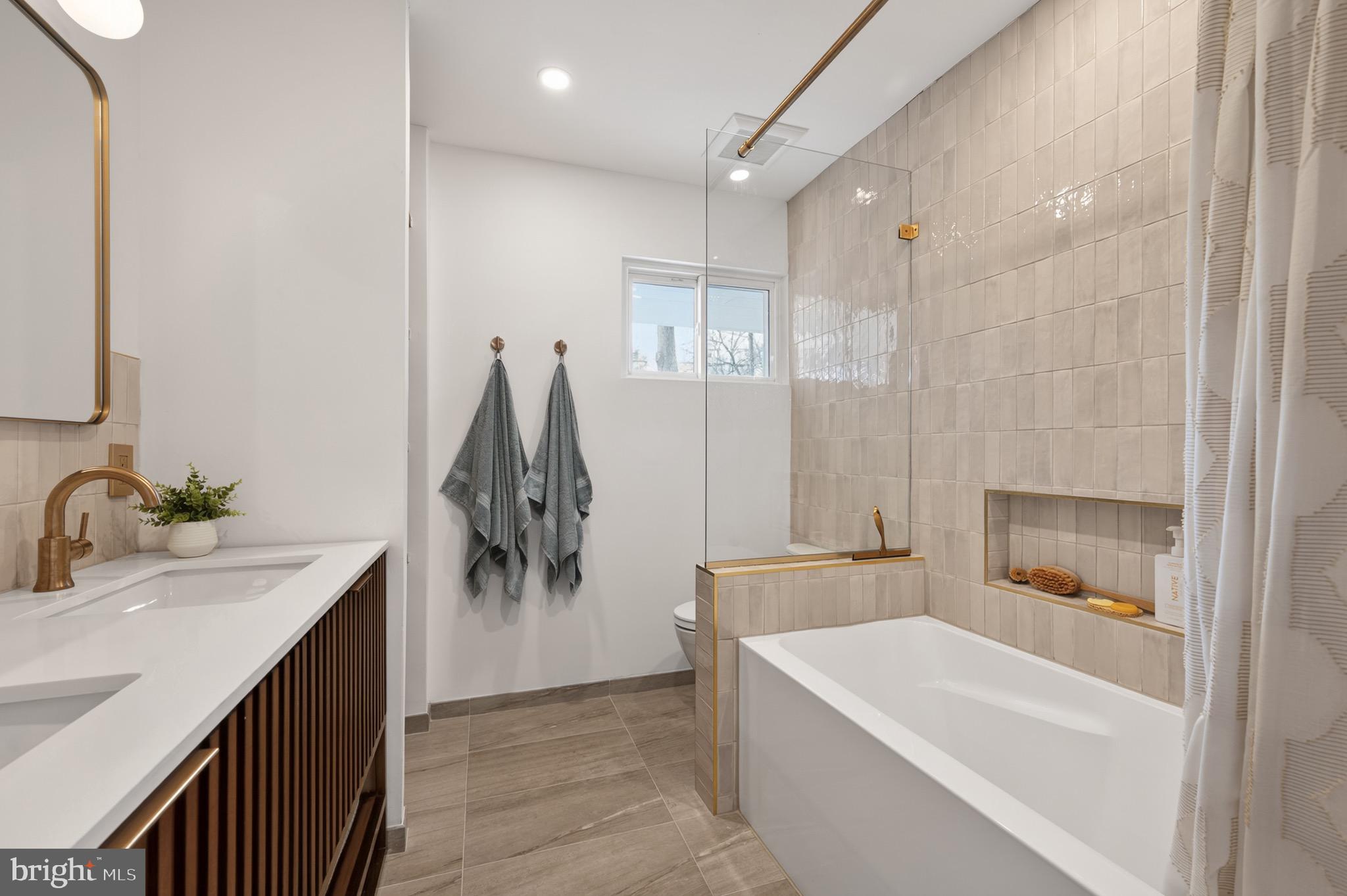 LAKE BARCROFT - Residential