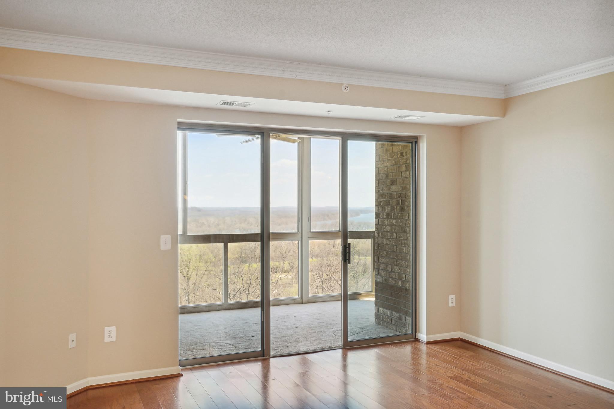 LANSDOWNE WOODS - Residential