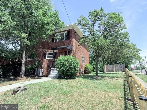 Photo of 864 Neptune Avenue, OXON HILL, MD 20745 (MLS # MDPG2201630)