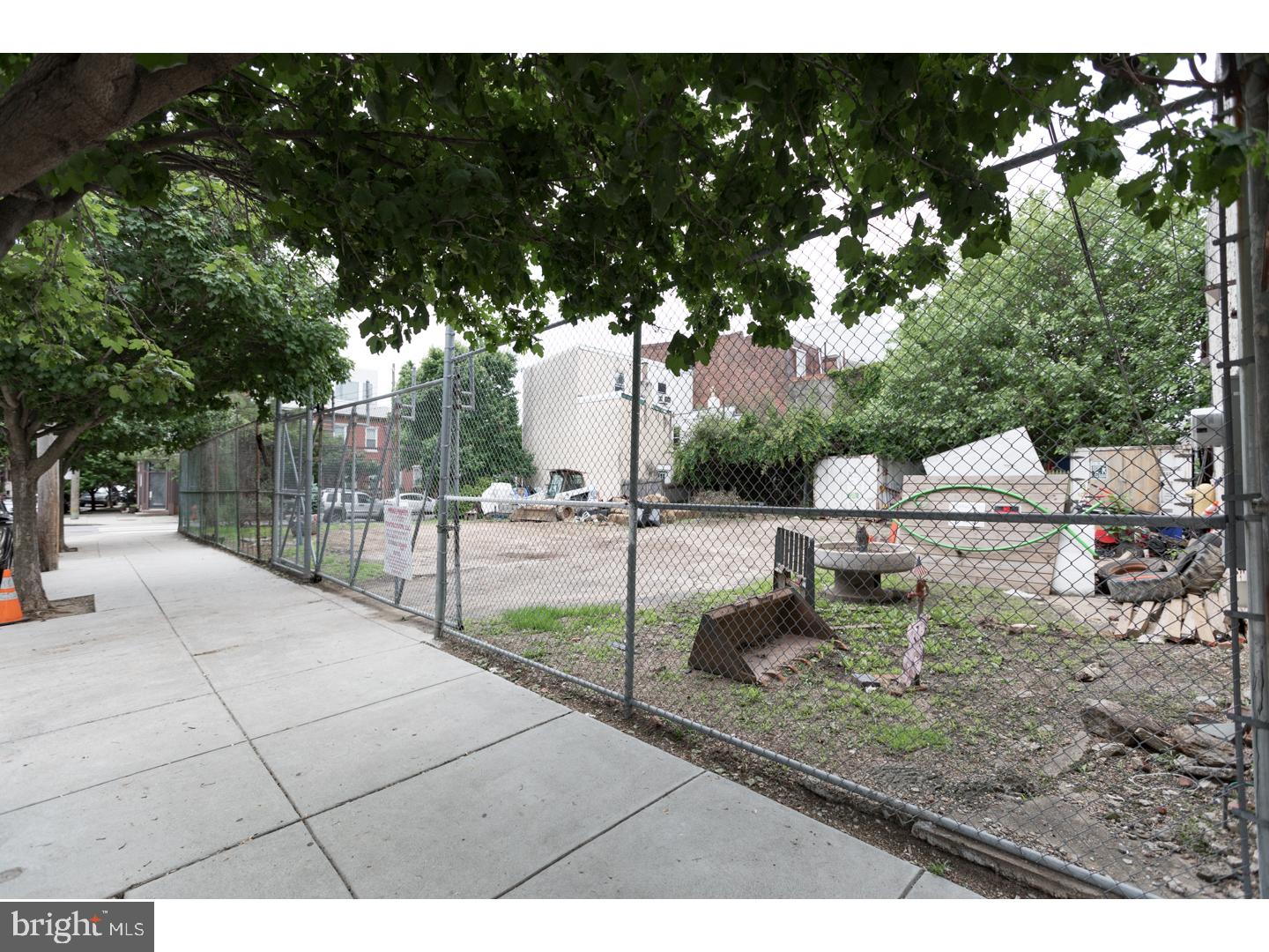 FISHTOWN - Land