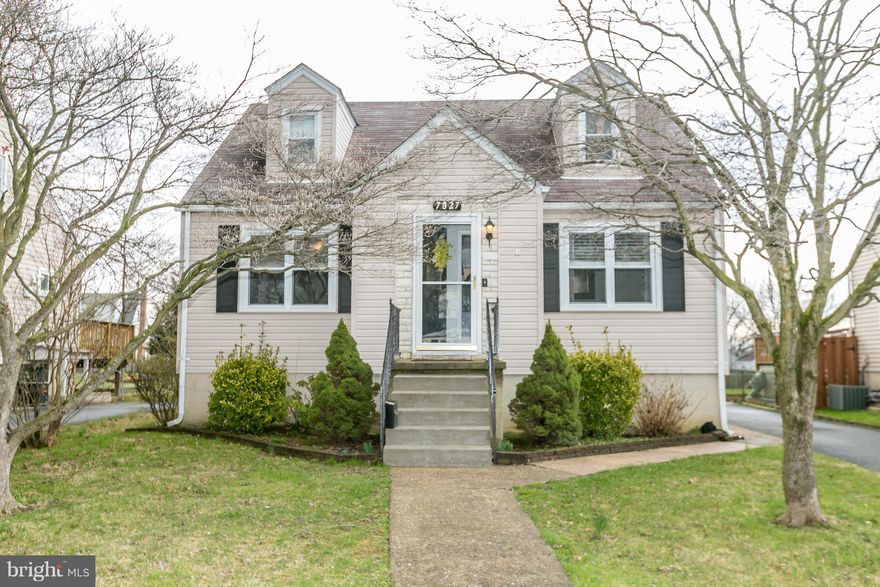 CHARMING, TRADITIONAL 4BR PARKVILLE CAPE COD W 2BRS ON MAIN & 2BRS UP BOASTS LONG PRIVATE DRIVE TO ONE-CAR GARAGE. GREAT ENCLOSED REAR SUNROOM FOR EXTRA LIVING SPACE! NEW FOYER FLRING, UPDATED BATHROOM, NICE FULLY FINISHED CLUB ROOM & LAUNDRY W STORAGE SPACE. REAR PATIO & DEEP, LEVEL FENCED BACKYARD. HDWD FLRS ON MAIN LEVEL, FRESHLY PAINTED & UPDATED WINDOWS. THIS ONE WON'T LAST LONG!