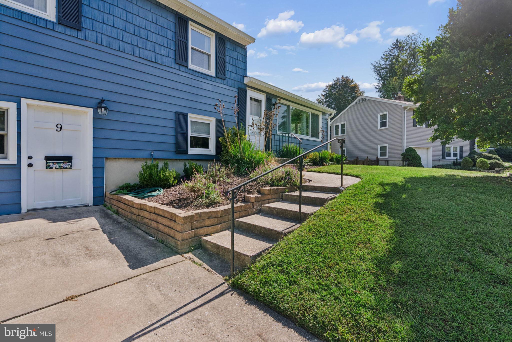 9 N HILLTOP ROAD