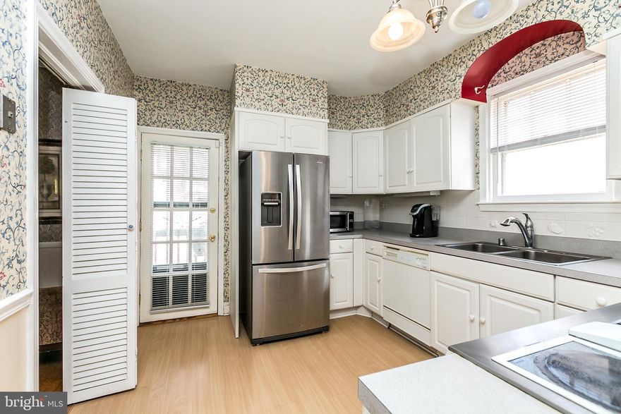 CLASSIC BRICK COLONIAL COVERED PORCH FRONT HOME BOASTS SPACIOUS ROOM SIZES, HIGH CEILINGS, WOOD FLOORS THROUGHOUT PLUS NEW HEAT & WATER HEATER. UPPER LEVEL OFFERS 3 BEDROOMS AND FULL BATHROOM W JET TUB! GREAT LOWER LEVEL CLUB ROOM SPACE WITH RECESSED LIGHTING, 2ND FULL BATHROOM AND LAUNDRY/STORAGE ROOM. OTHER FEATURES INCLUDE THE BACK SCREENED-IN PORCH, PRIVACY FENCED BACKYARD, ALARM SYSTEM PLUS A DETACHED GARAGE!