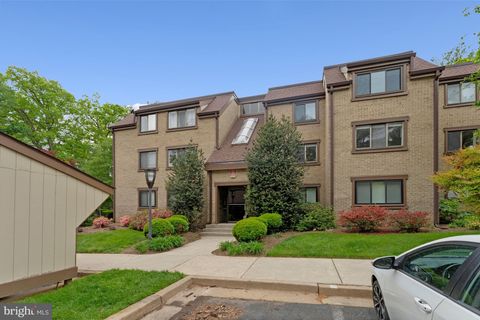 Photo of 1621 Parkcrest Circle #9A/201, RESTON, VA 20190 (MLS # VAFX2307486)