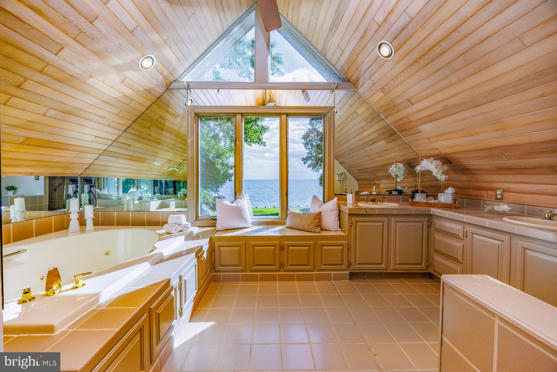 DEEP NECK - Residential