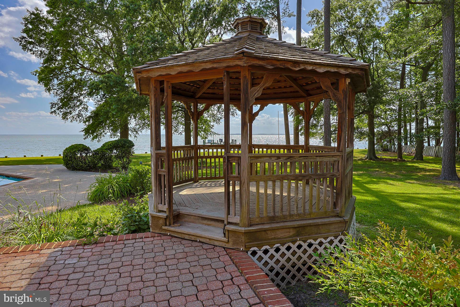 DEEP NECK - Residential