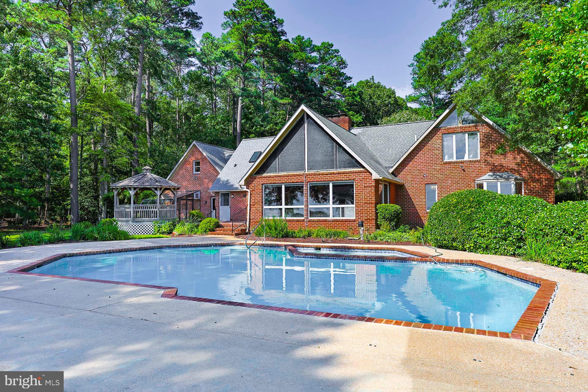 DEEP NECK - Residential