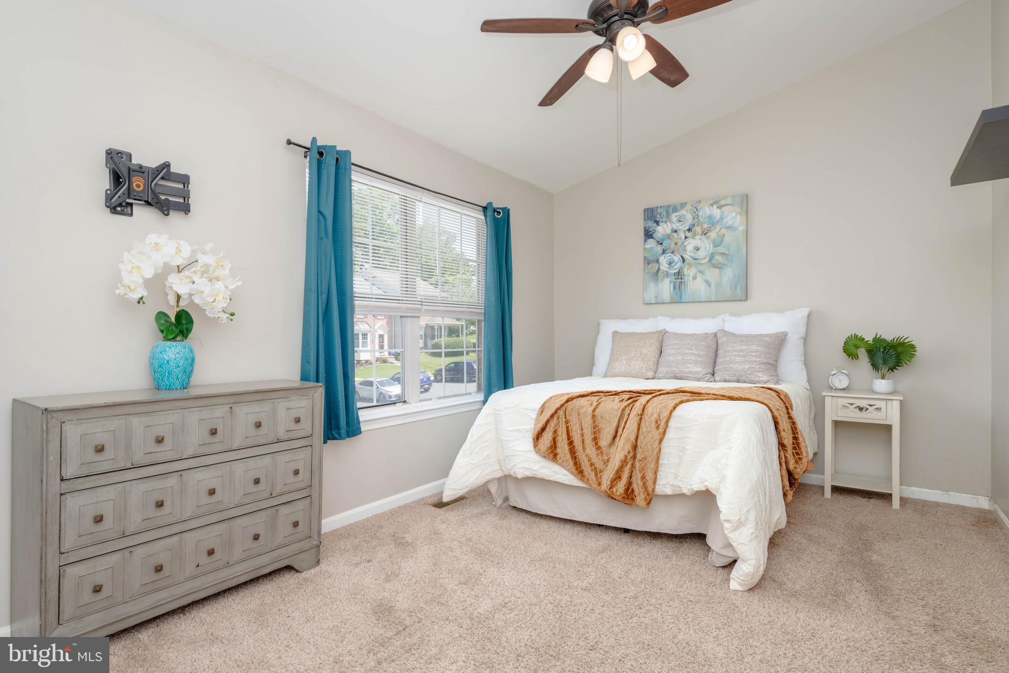 CONSTANT FRIENDSHIP - Residential