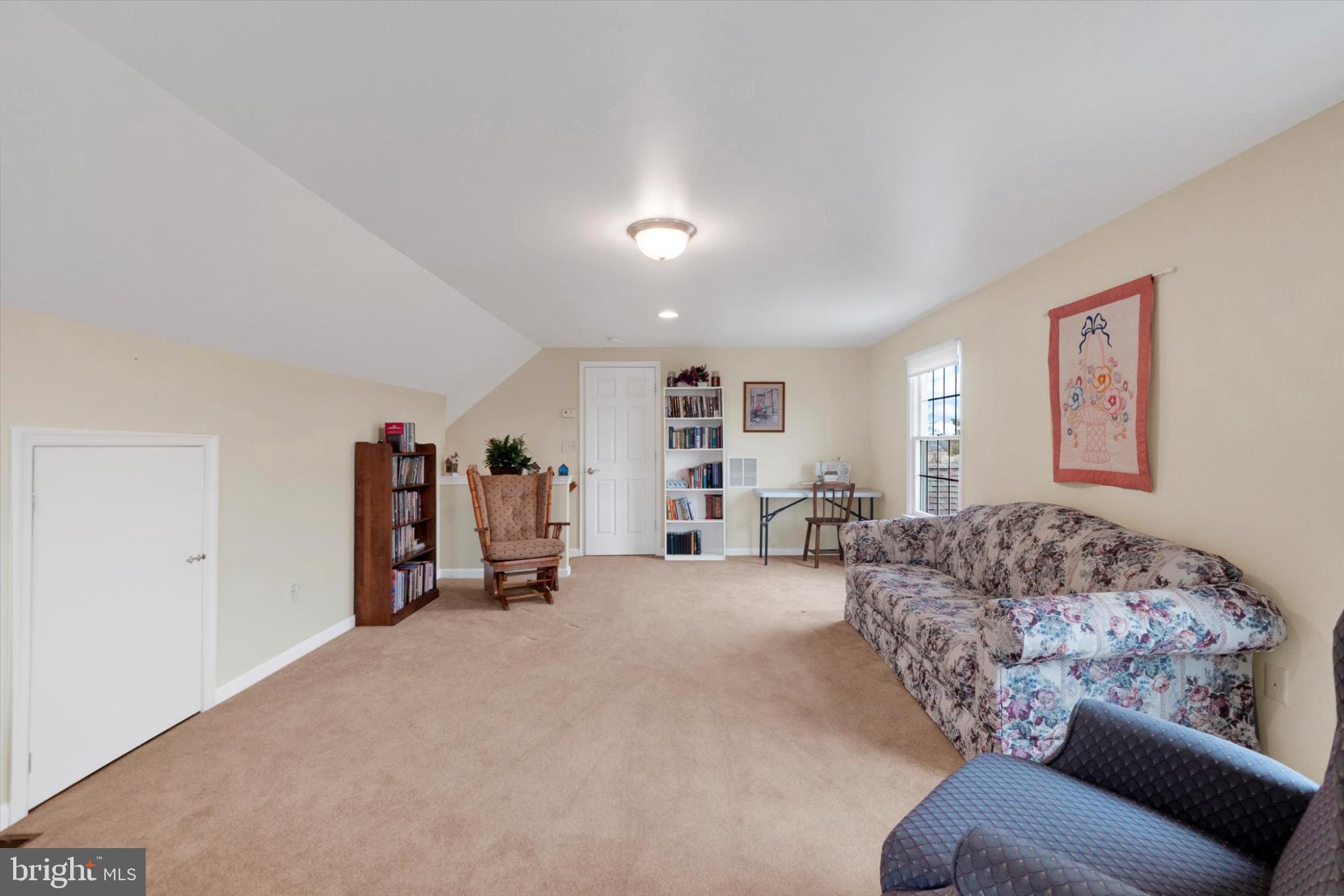 MAUGANSVILLE - Residential