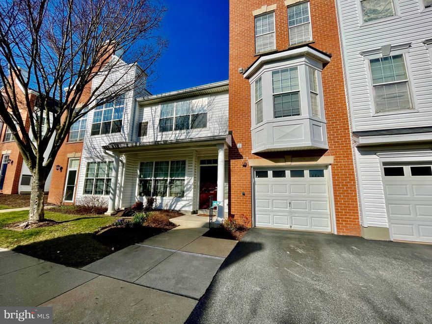 *Check Out Video Tour on the Property* This property is ready for you! Just steps away from all that Columbia has to offer. This 3 bedroom, 2 bath condominium with attached garage has been wonderfully maintained and is in move-in ready condition. Stainless Steel Appliances and beautiful granite countertops. 
 Upgraded Master Bath.  Sunroom too!  Contact us to schedule a showing!
NO PETS!!  700 MINIMUM CREDIT SCORE!!