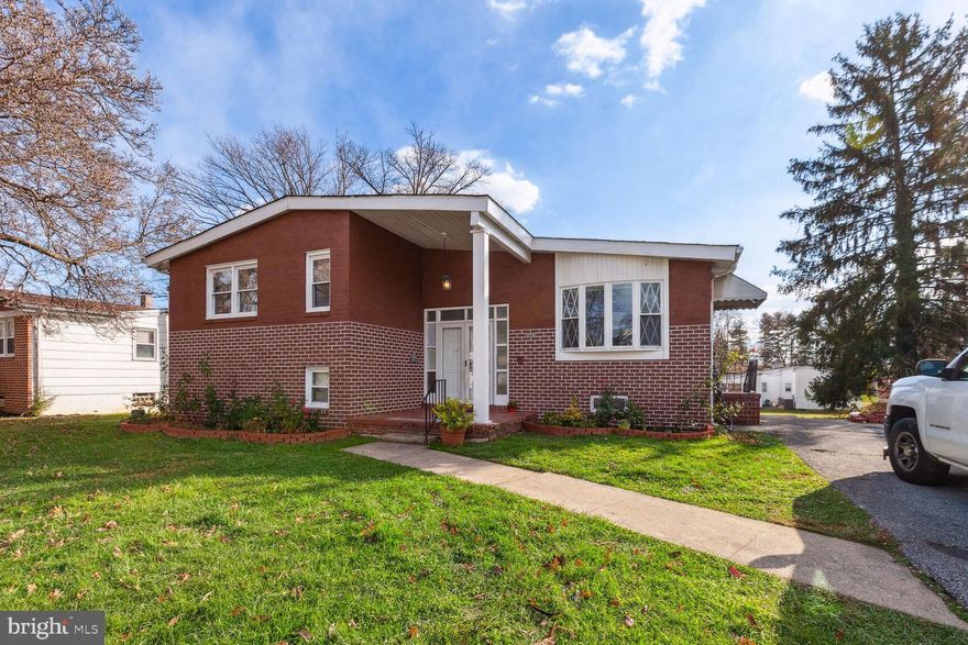 4 Bedrooms, 3 bathroom and 1 extra den. single home located at Windsor Mill great location close to shopping centers, hospital and more. This split level has a lot space  wit h natural light to offer. On the main level  find living room, dining are and kitchen.    Upper level find 3 bedroom with 2 full bathrooms. first lower level find family area, 1 bedroom and bathroom. Second lower level find a den and extra family area. 
Must see ..