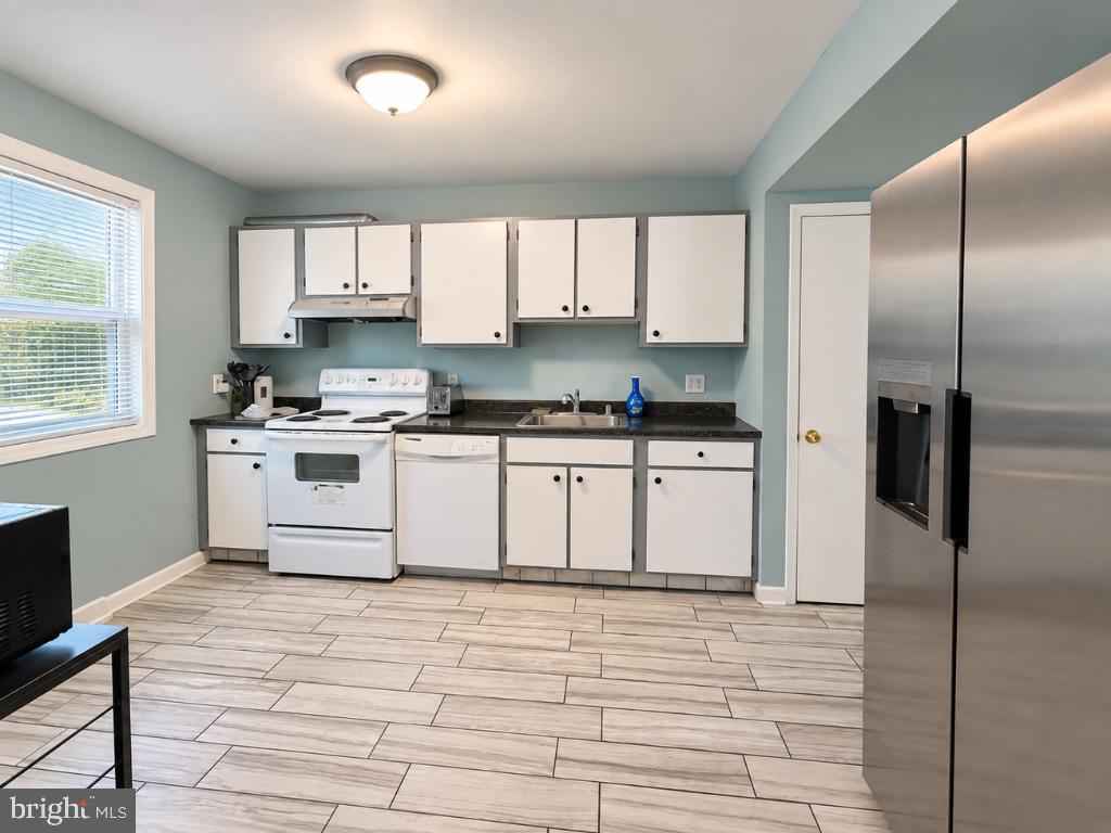 830 CALVERT TOWNE DRIVE