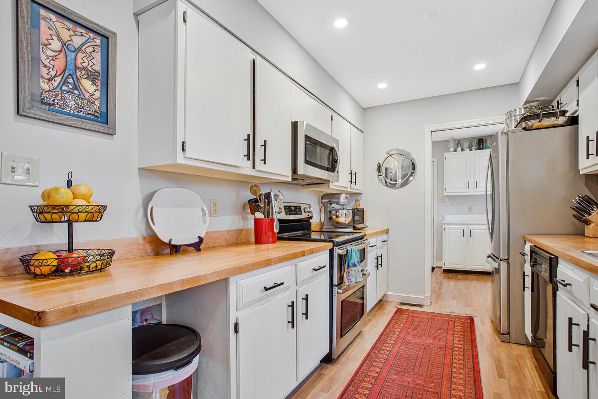 ROLLANDWOOD - Residential Lease