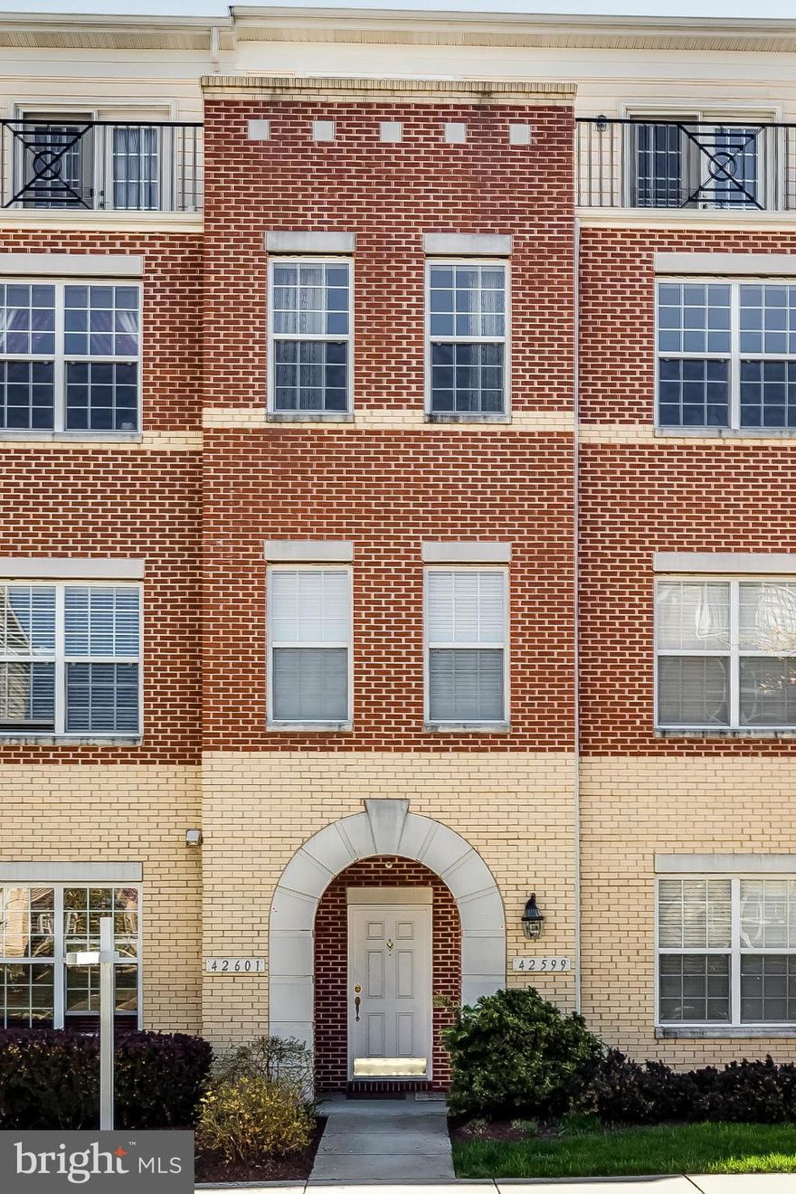 STUNNING THREE BEDROOM, TWO AND A HALF BATH TOWNHOME STYLE CONDO WITH ONE CAR GARAGE! KITCHEN FEATURES HARDWOOD FLOORS, GRANITE COUNTERS AND STAINLESS STEEL APPLIANCES WITH BREAKFAST NOOK*SEPARATE DINING ROOM WITH TRAY CEILINGS*SPACIOUS FAMILY ROOM*OPEN FLOOR PLAN*MOVE IN CONDITION*CONVENIENT TO SHOPS, RESTAURANTS, ETC*