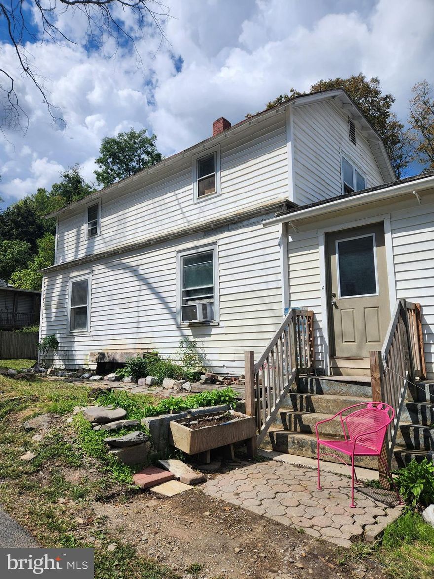 Beautiful home in Berkeley Springs features 3 bedrooms, 2 bathrooms, kitchen, living room, laundry room and nice yard.  Pets allowed on case by case basis.