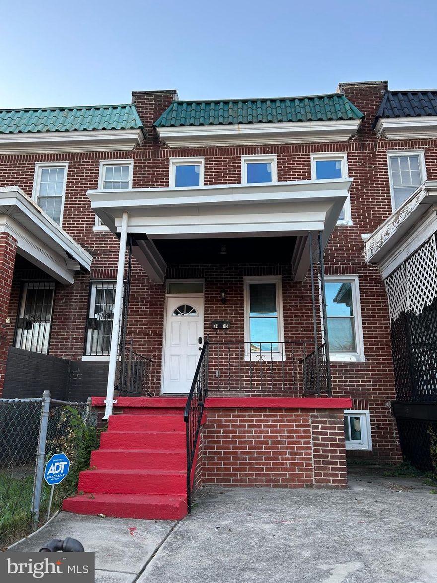 Charming Federal-Style Rowhome !
Welcome to 3716 Hayward Ave — a classic 2-bed, 1.5-bath brick rowhome in the heart of Baltimore. This home has original hardwood floors, open concept and plenty of natural sunlight.  Ready to move in and make this home yours
*Pending rental license