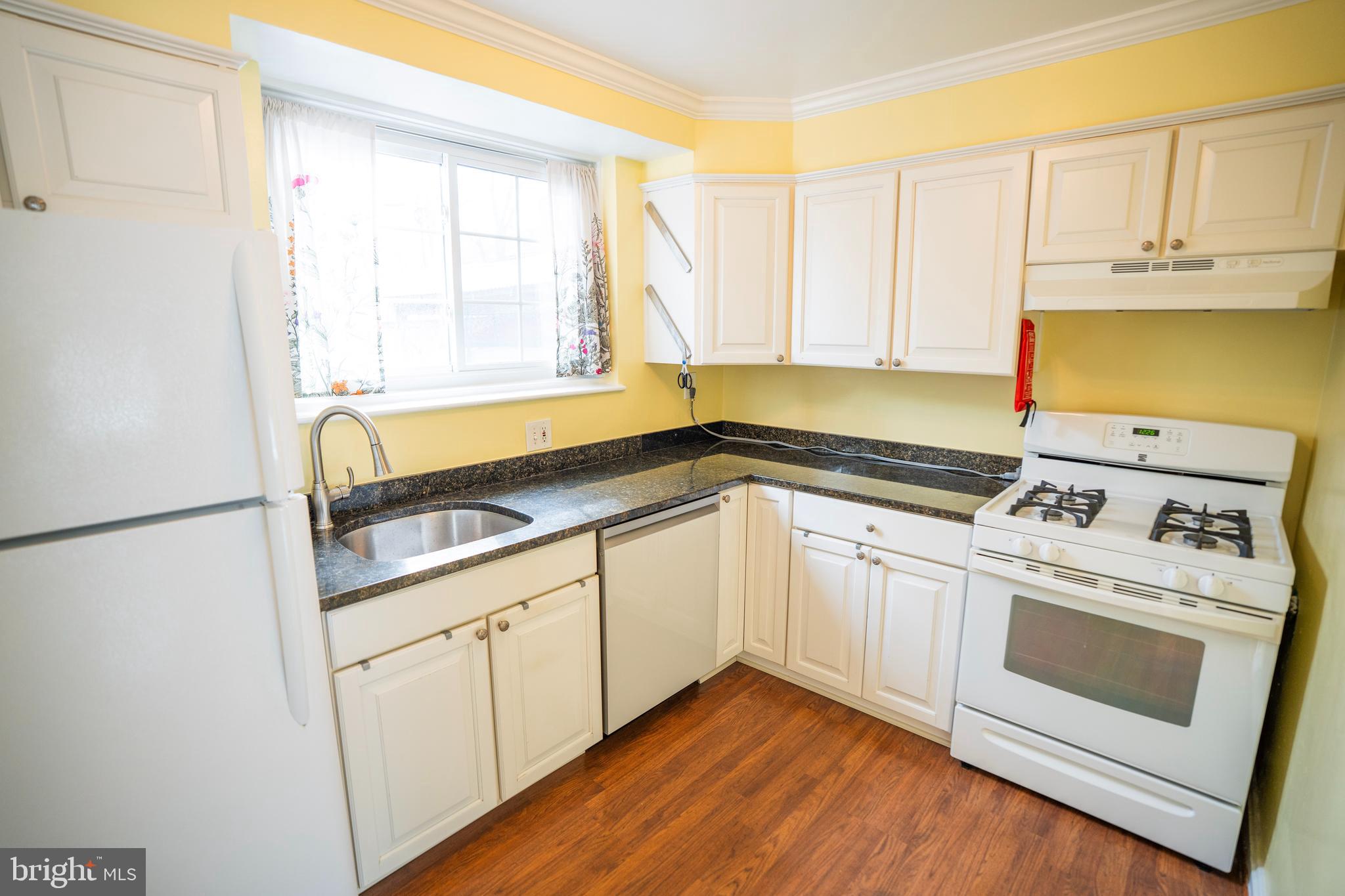 BEVERLY HILLS - Residential Lease