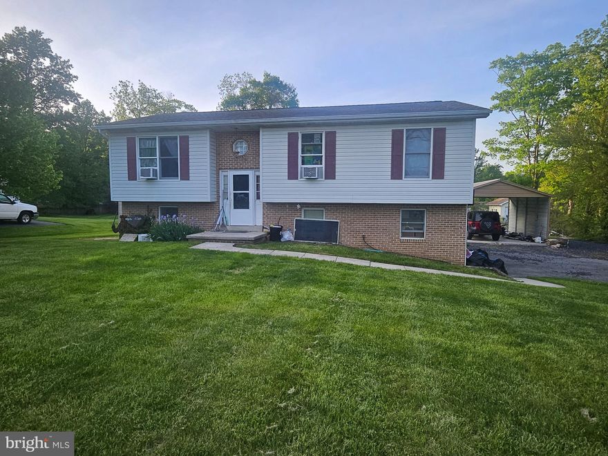 Investor Opportunity in Fairfield, PA - Spacious 4- Bedroom home on a huge lot. Calling all investors! Don't miss this incredible opportunity in the heart of Fairfield. Looking for your next flip, or a project to customize, this property is full of potential. Bring your vision and make it your next successful investment!