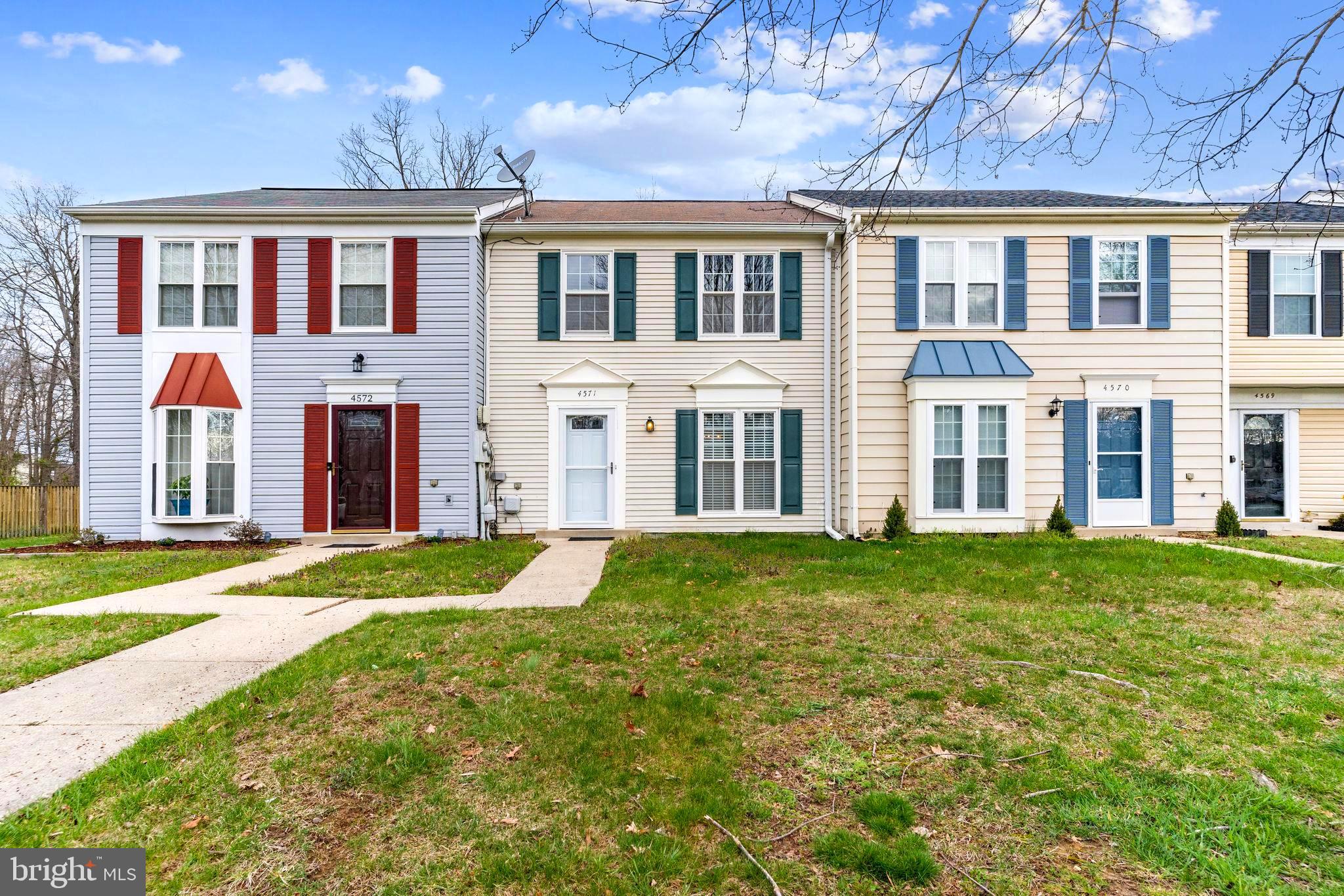 Well-maintained townhouse in St Charles/ Lancaster Neighborhood. Owner has taken great care of this lovely home. Modern appliances and upgrades include refrig, dishwasher, stove, washer/dryer, ceiling fans. Front door w/ storm, back patio/screen door, wood flooring, window, gutters/down spouts, complete fencing for the backyard - All replaced within the last 5 years. In addition, the hvac, hot water heater, gutters & down spouts have also been recently replaced. Shows very well. Call for an appointment to view.