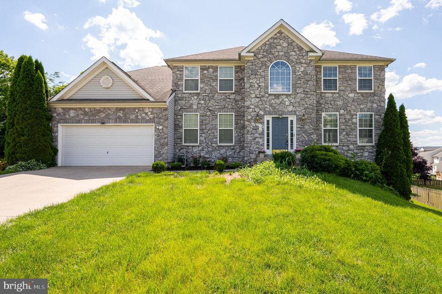 This 3-level detached home is located on a cul-de-sac in The Gallery S/D just minutes from most everything including restaurants, banking, shopping, and major highways.  This stone-front home has major curb appeal. Enter the front door into a beautiful foyer, moving on to the left is a den/office with French doors.  On the right is a  bath. To the left of the kitchen is a family room with fireplace. Set your sights on the huge, open kitchen and morning room with doors leading to the back deck.  On the opposite side of the kitchen is the beautiful formal dining room.  You're asking about the primary suite? You are in for a pleasant surprise when you enter into the luxurious primary bedroom with a closet that you'll love.  The primary bath is a place to relax in the soaking tub, or step into the separate shower. The toilet is in a private room of its own.  To top it off, there's plenty of room with the double-bowl vanity. More bedrooms, you ask?  Of course....3 more with 2 of them sharing a Jack 'n Jill bath.  Is there a basement, you ask? 
FULLY FINISHED walkout basement with a full kitchen and a bedroom and bath....PLUS so much more space that you'll love 'naming' the areas...such as "game room", family room, workout room...just be creative and love the space for many wonderful memories to make!