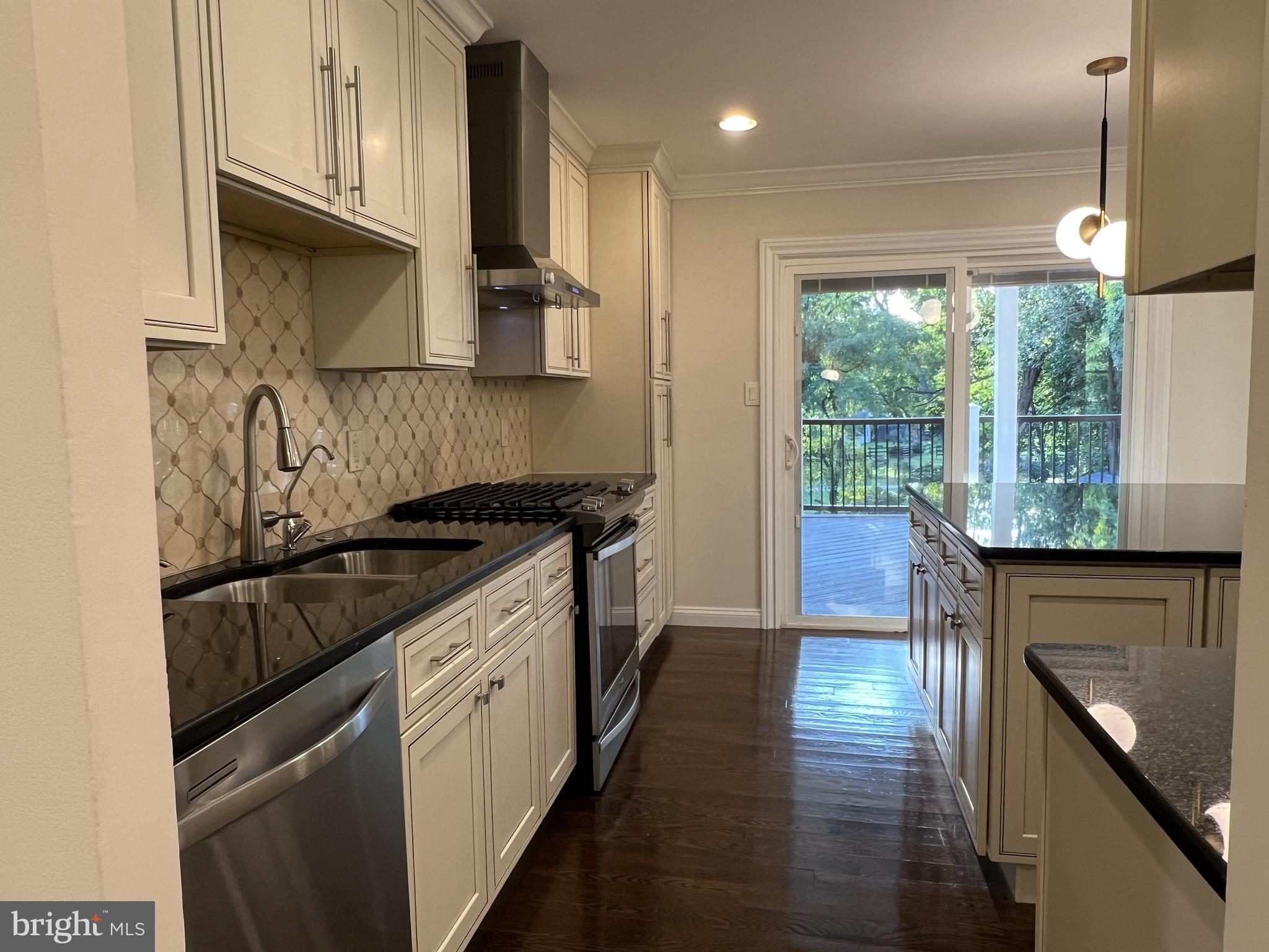 FLOWER HILL - Residential