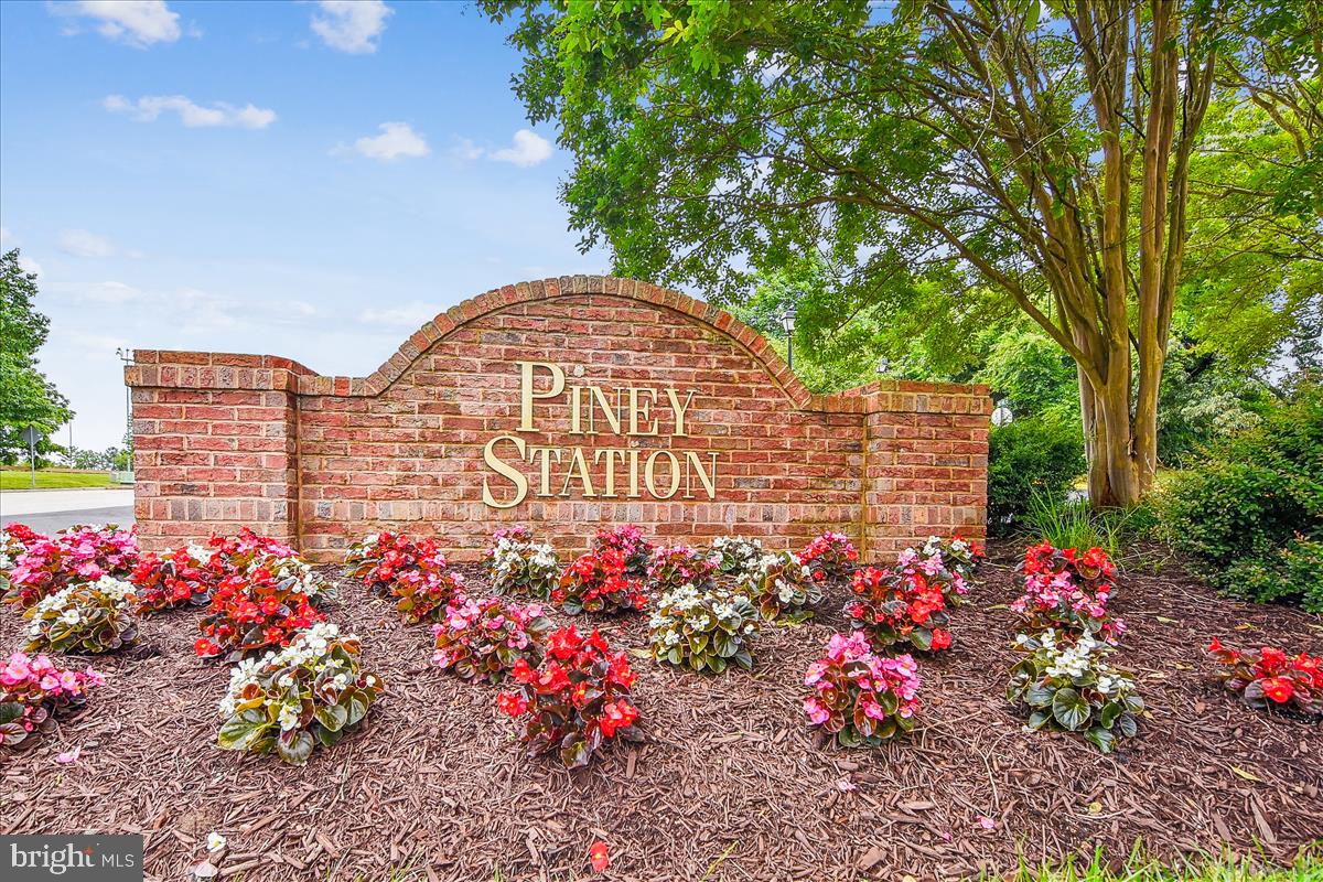 931 DEERBERRY COURT