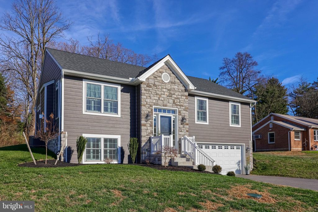 Photo of 2521 Edgewood Lane, YORK, PA 17403 (MLS # PAYK2094358)