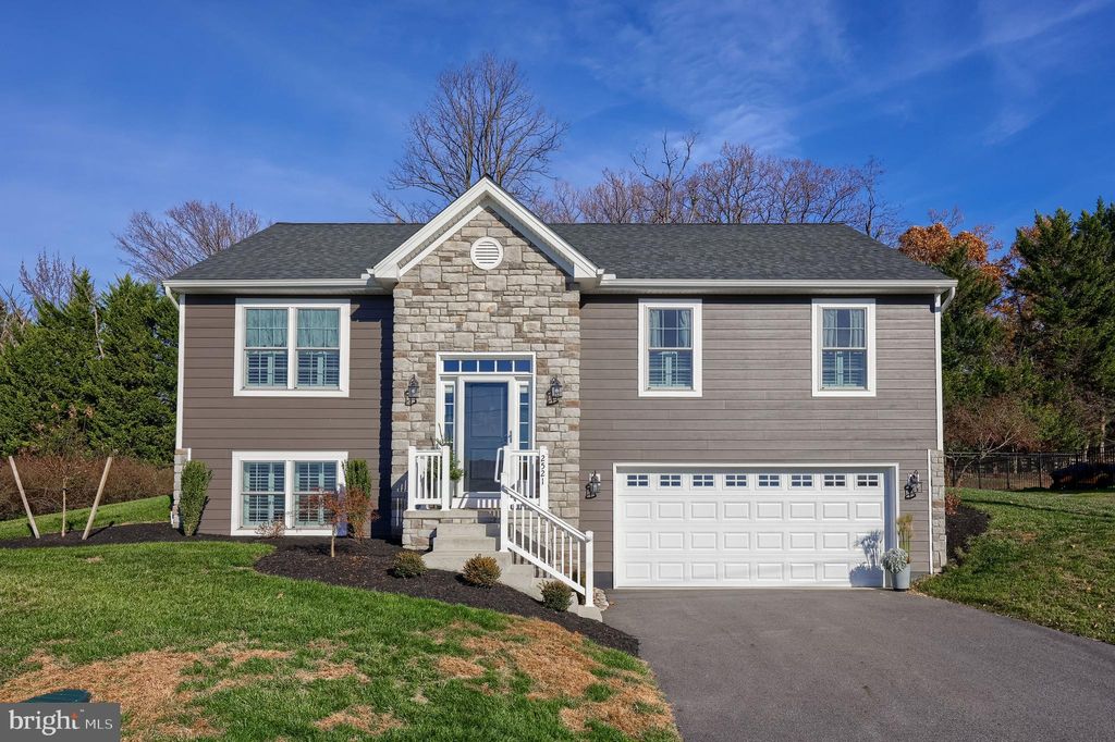 Photo of 2521 Edgewood Lane, YORK, PA 17403 (MLS # PAYK2094358)