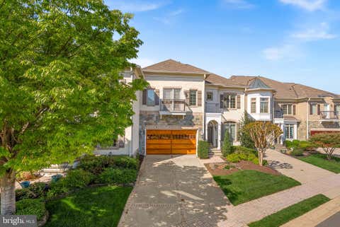 Townhouse For Sale - 18349 Fairway Oaks Square<br/> LEESBURG, VA 20176