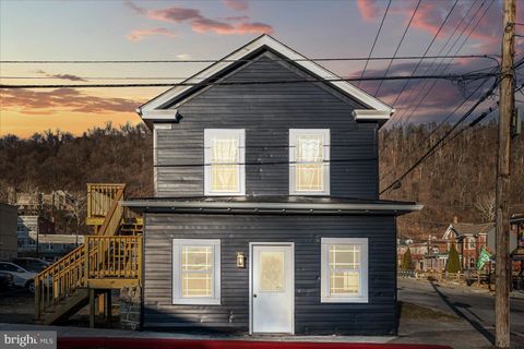 Photo of 49 N. Mercer St. St, BERKELEY SPRINGS, WV 25411 (MLS # WVMO2007072)