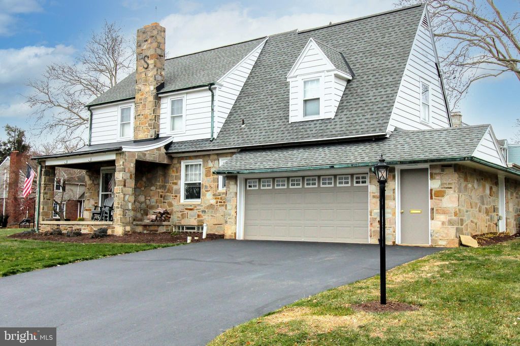 Photo of 300 Pine Hill Lane, YORK, PA 17403 (MLS # PAYK2094724)