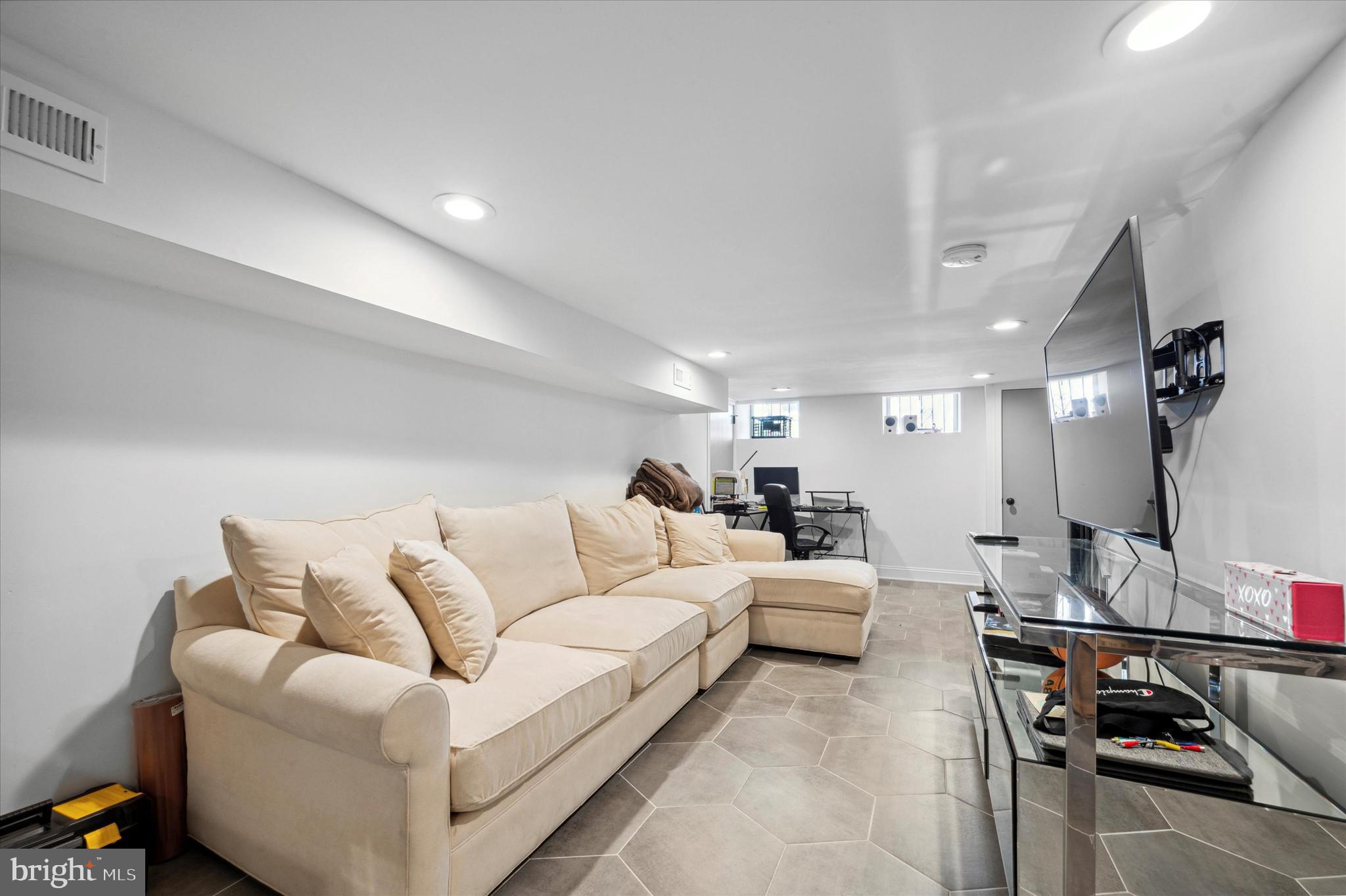 DICKINSON NARROWS - Residential Lease