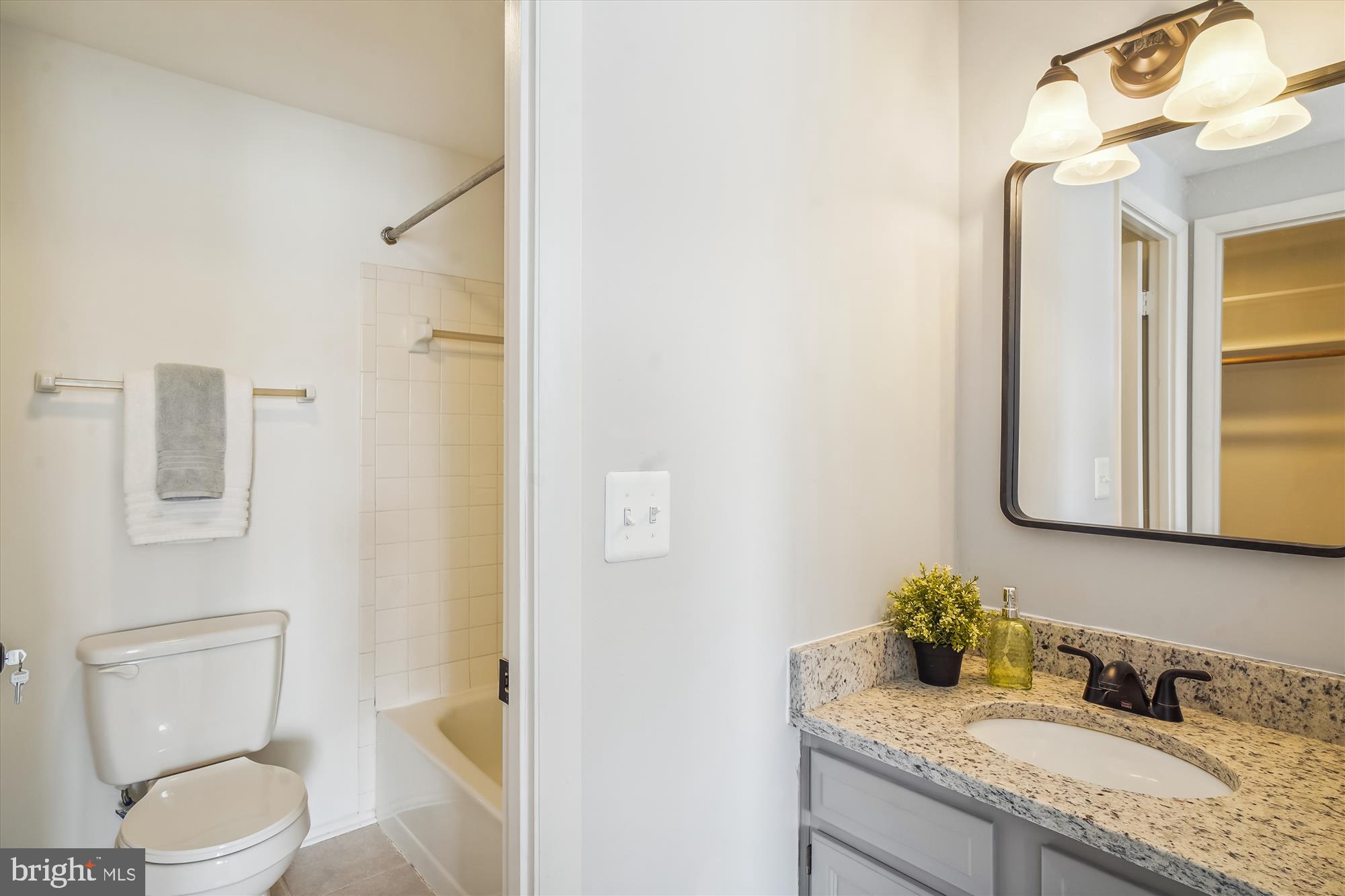 FARMINGDALE - Residential