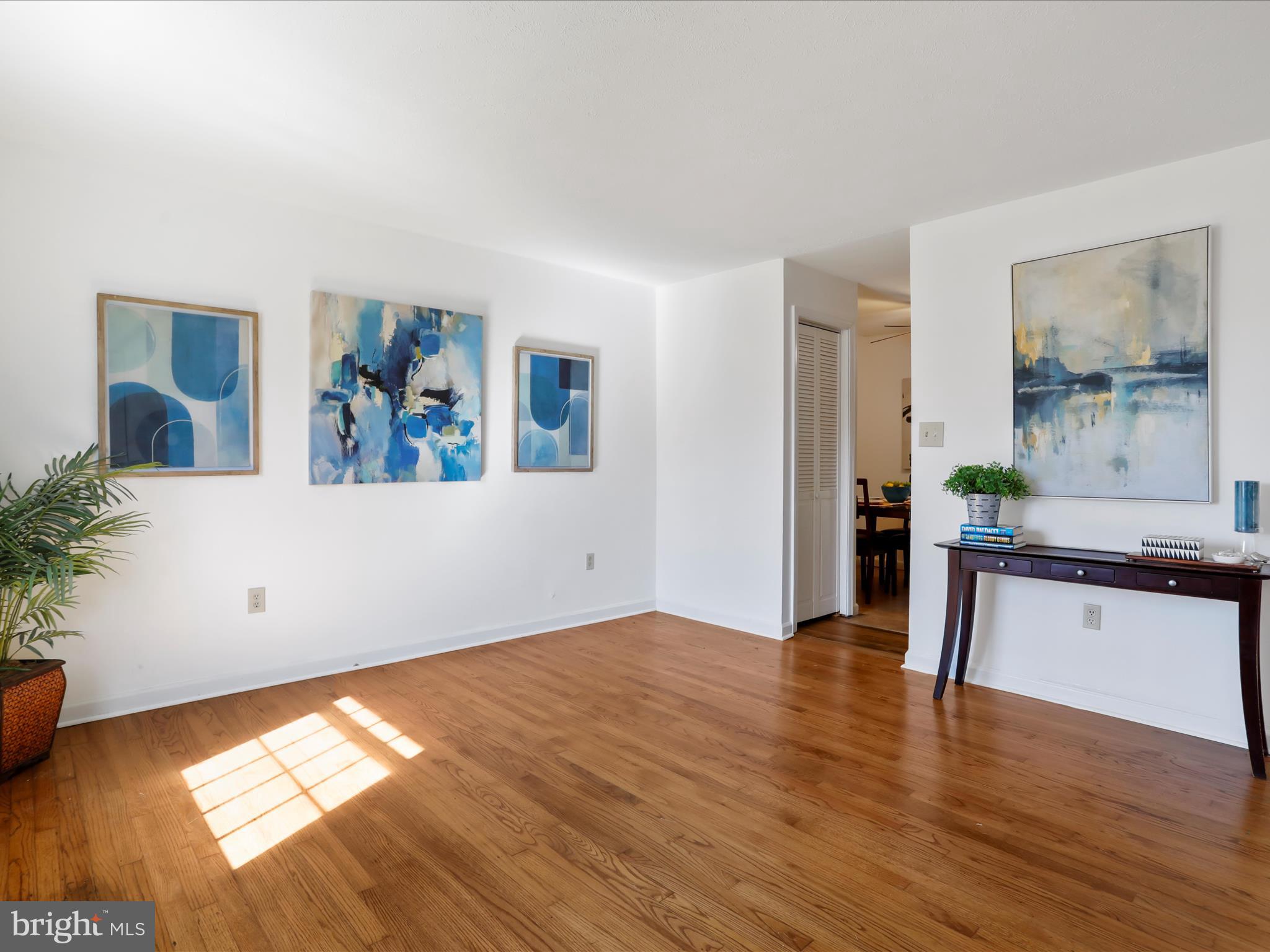 ROYAL VILLAGE - Residential