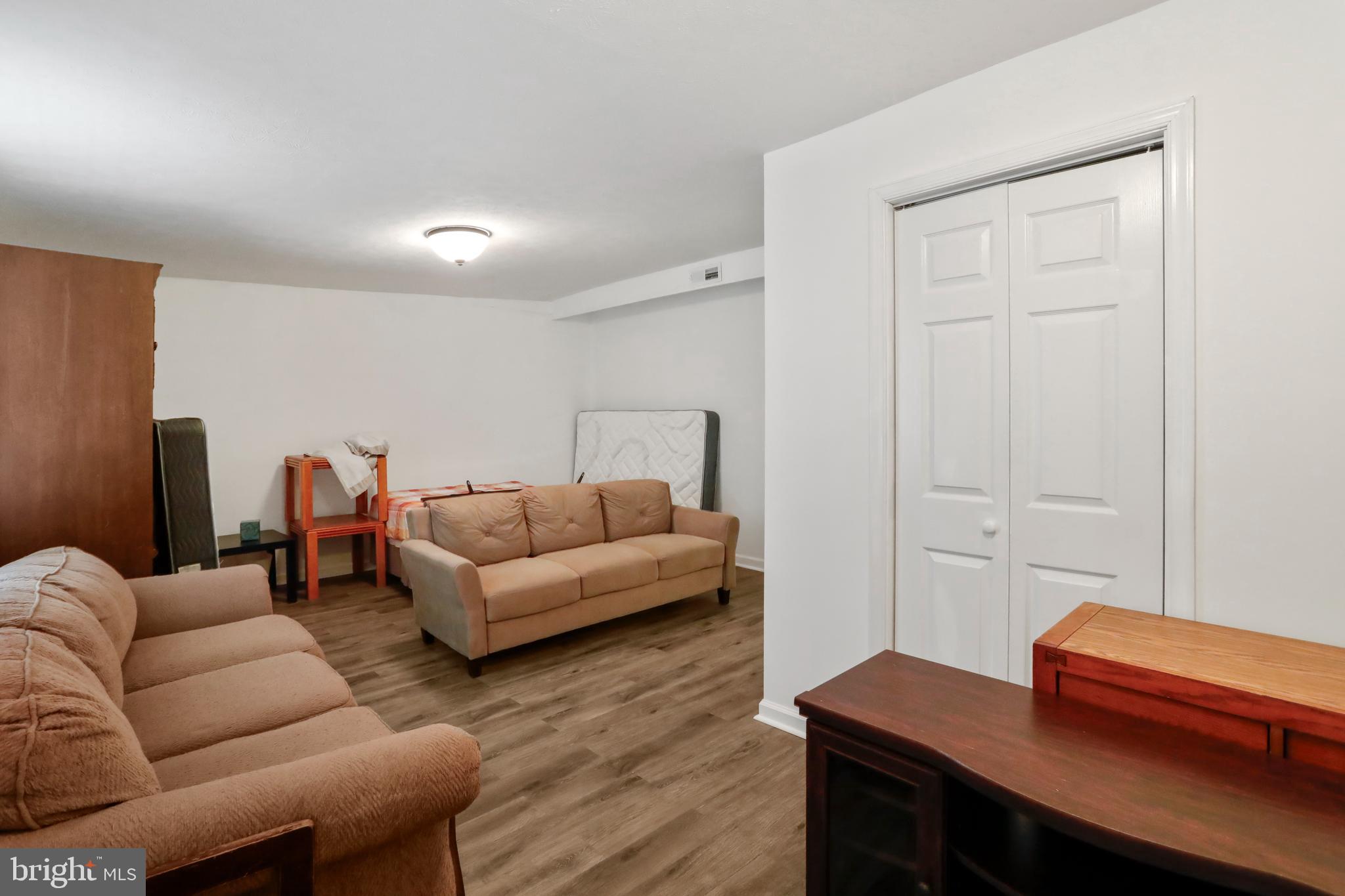 ROYAL VILLAGE - Residential