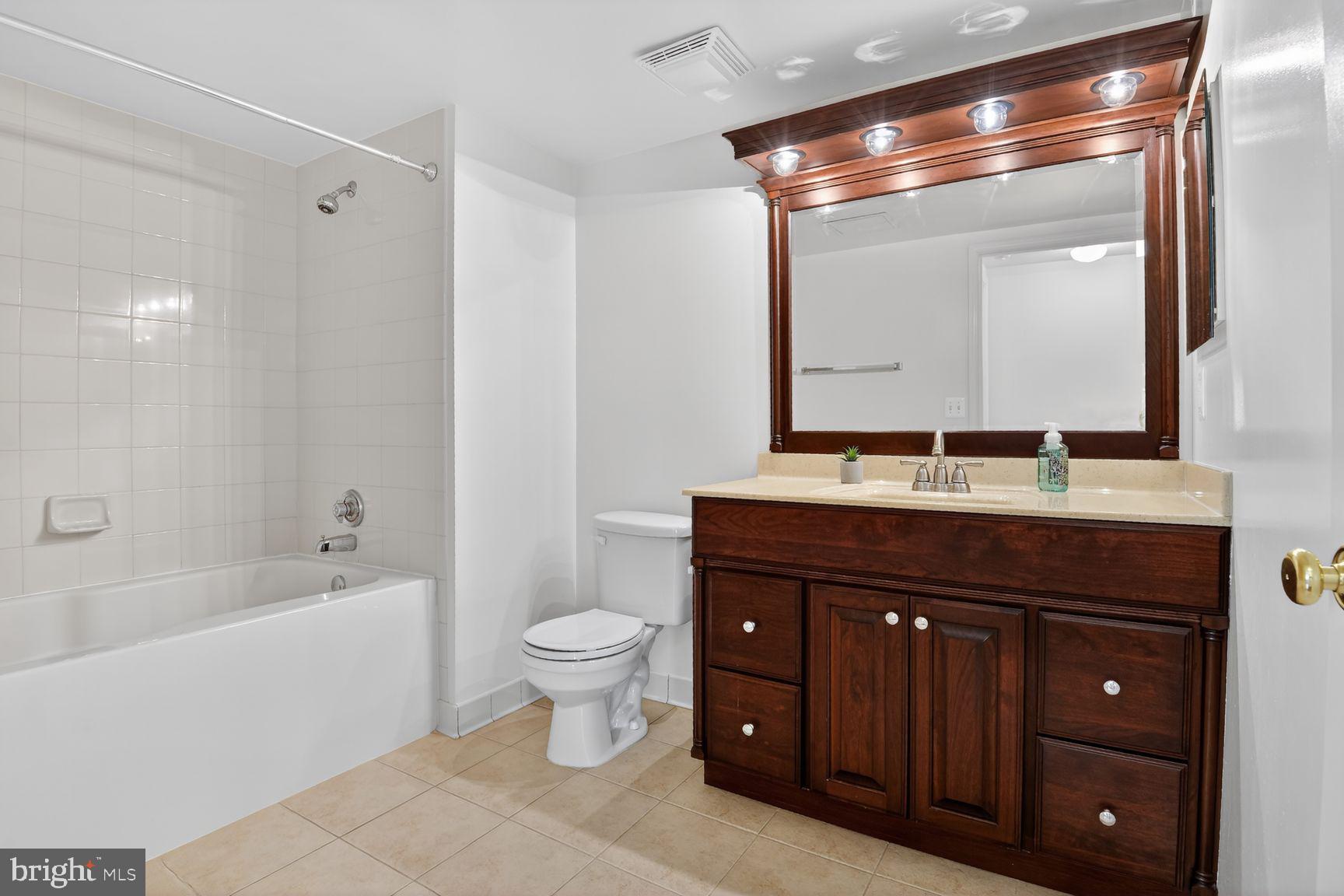 LEXINGTON SQUARE - Residential