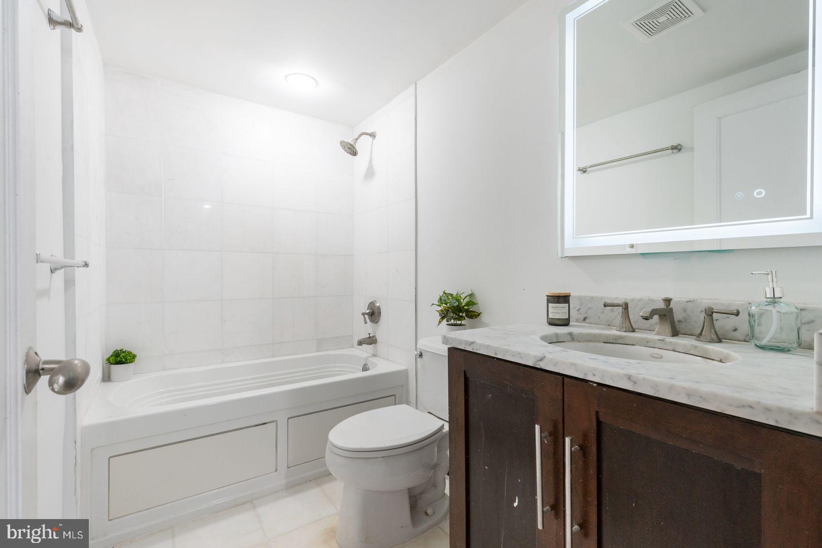 ART MUSEUM AREA - Residential Lease