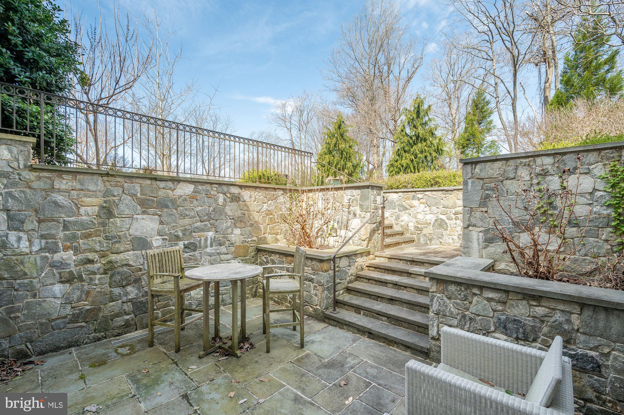 RIVERWOOD - Residential