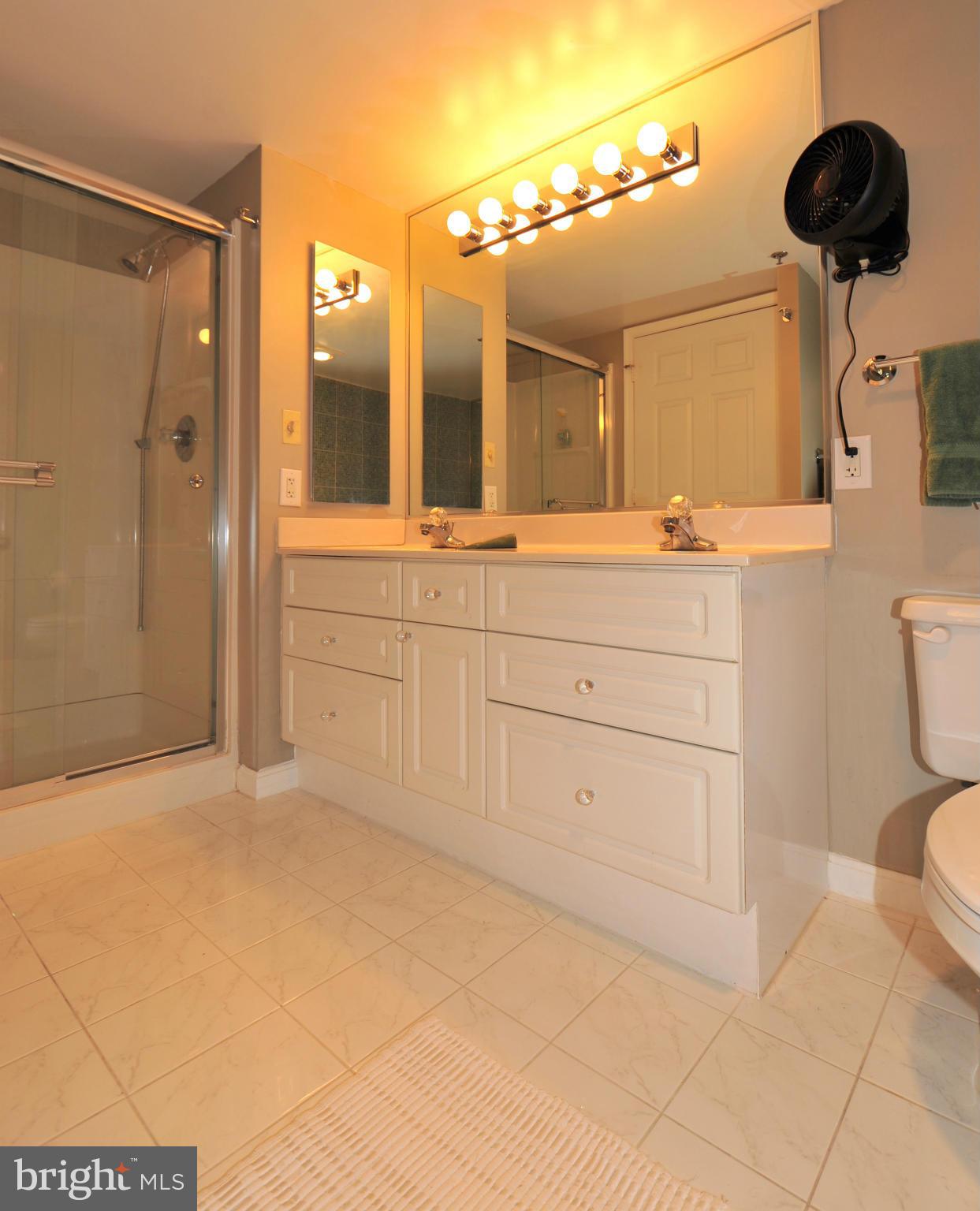 CARLYLE TOWERS - Residential