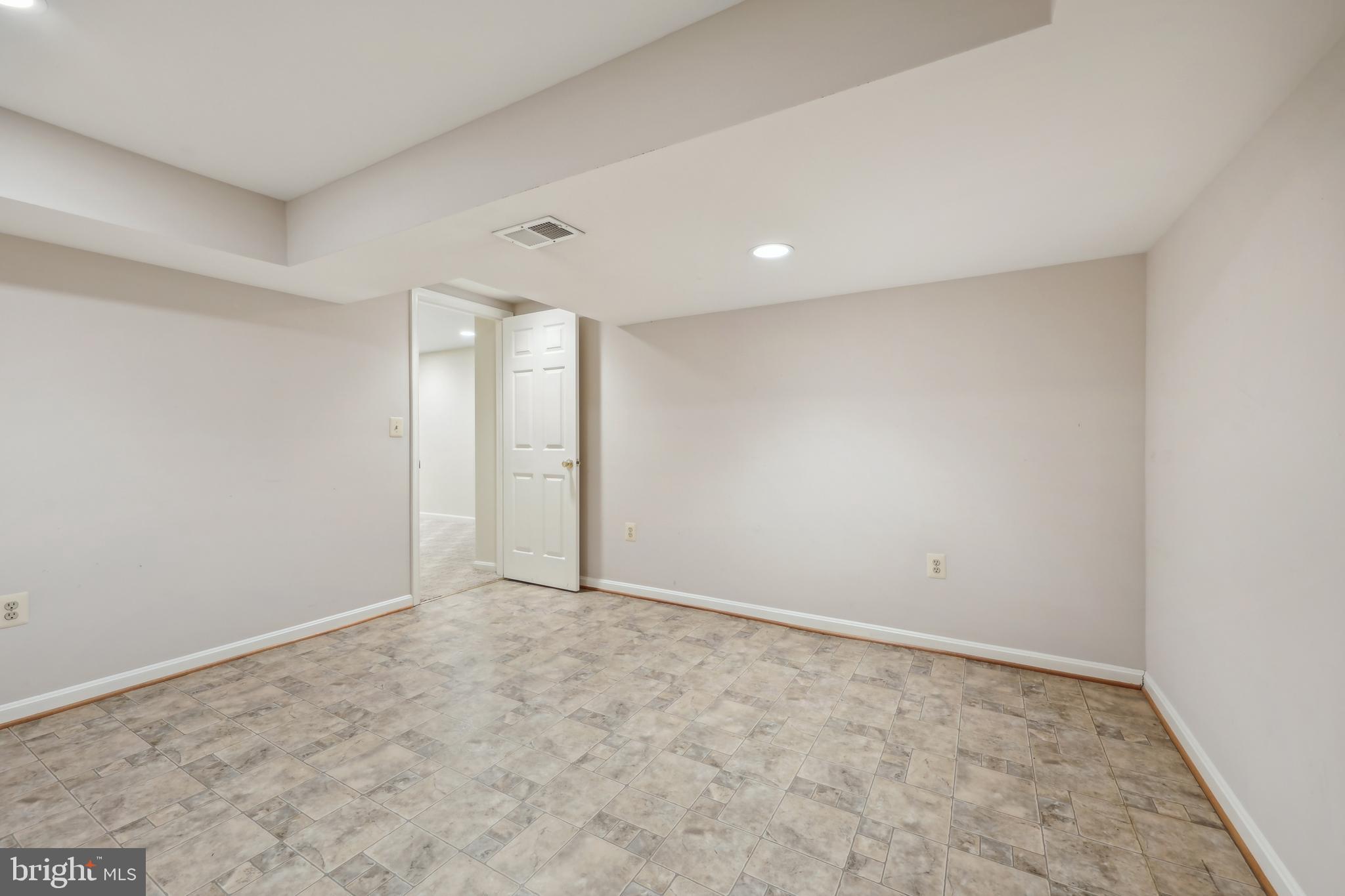 OAKTON MILL ESTATES - Residential Lease