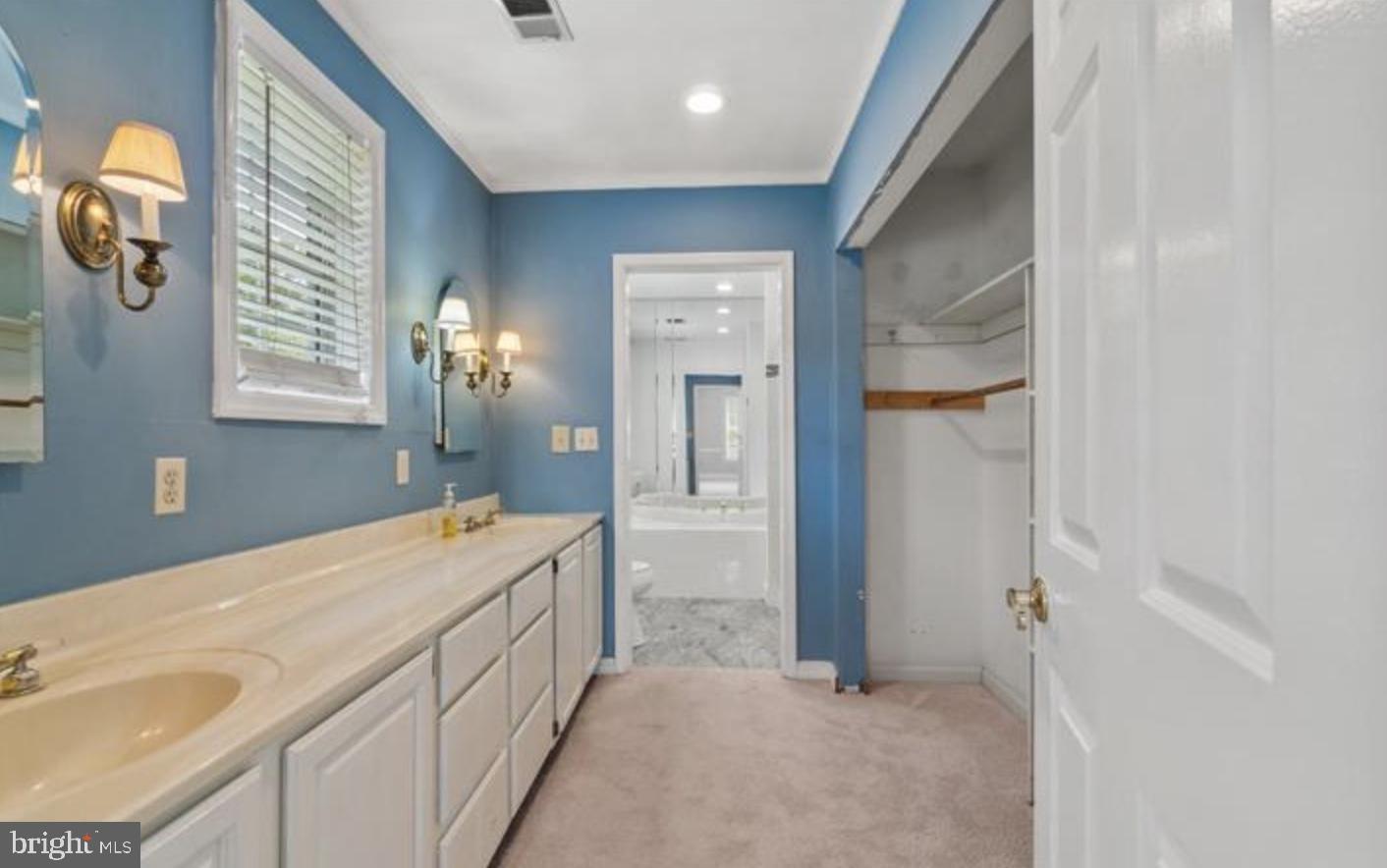 QUEEN ANNE KNOLLS - Residential