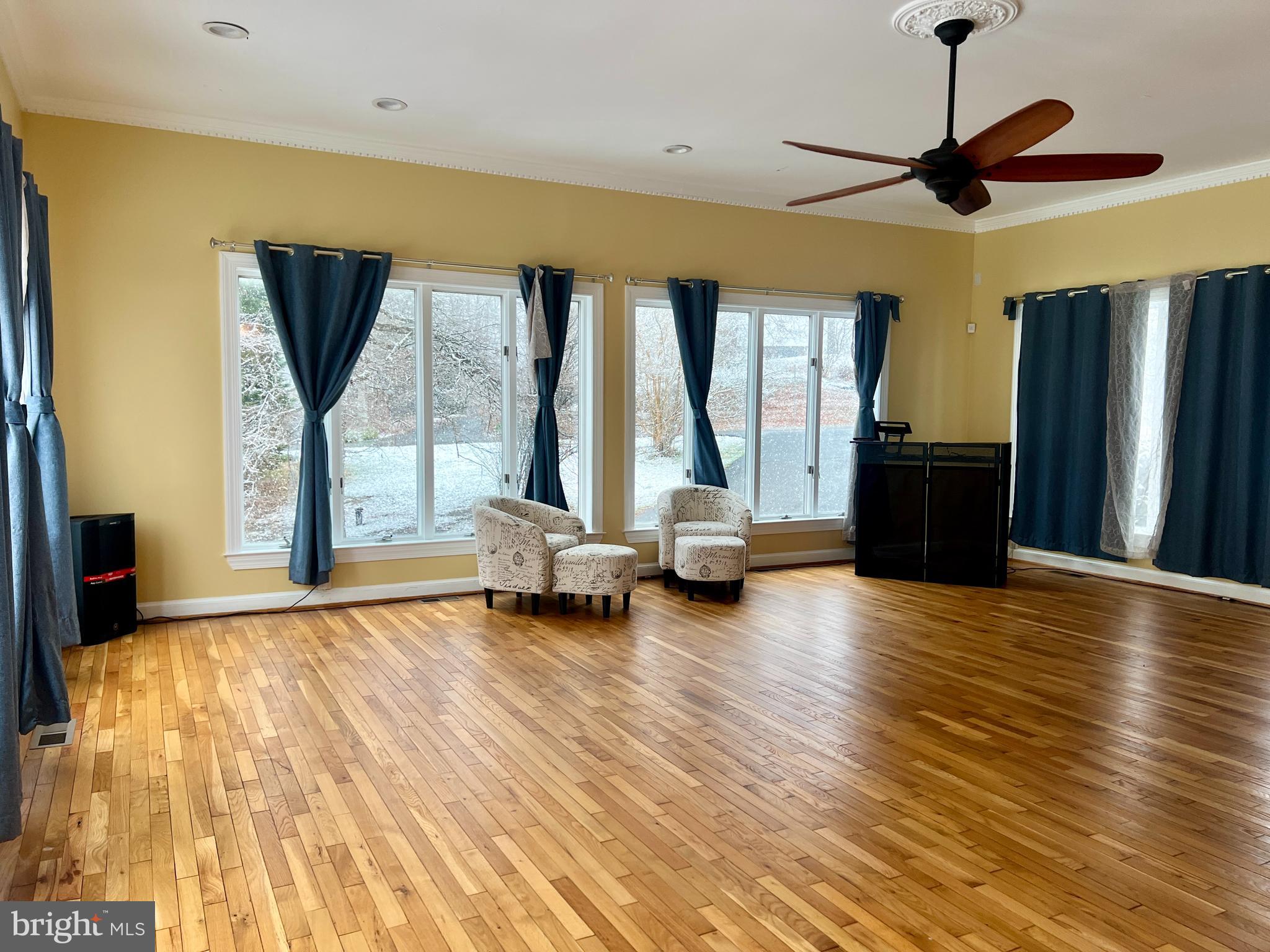 QUEEN ANNE KNOLLS - Residential